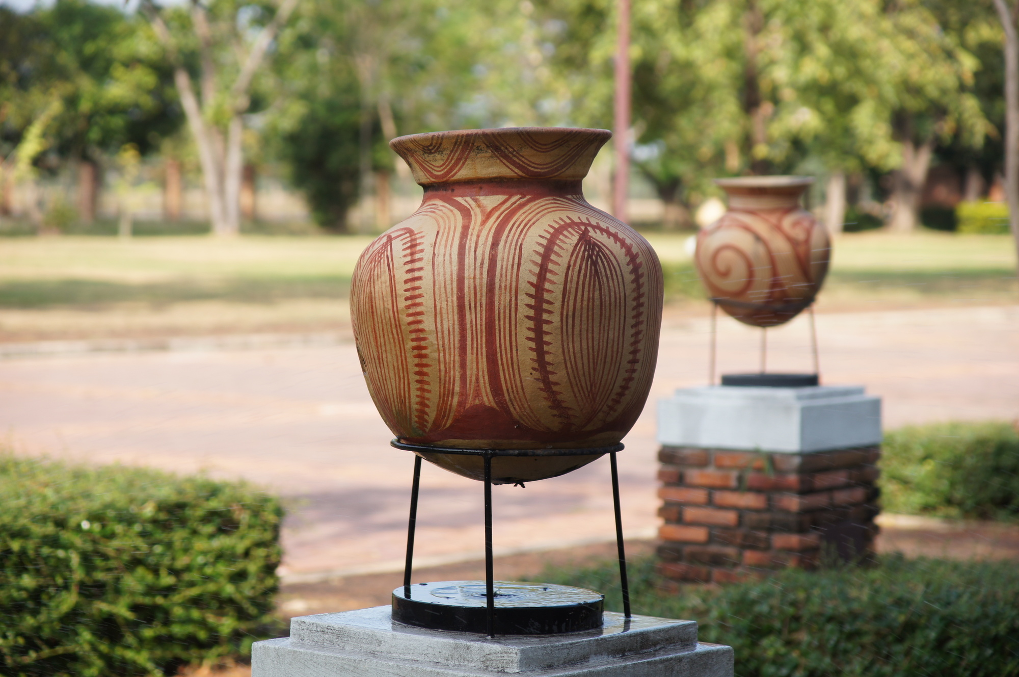 紀元前500年頃の集落跡から渦巻き模様の土器が出土した、タイ東北部の世界遺産「バーンチエン遺跡」