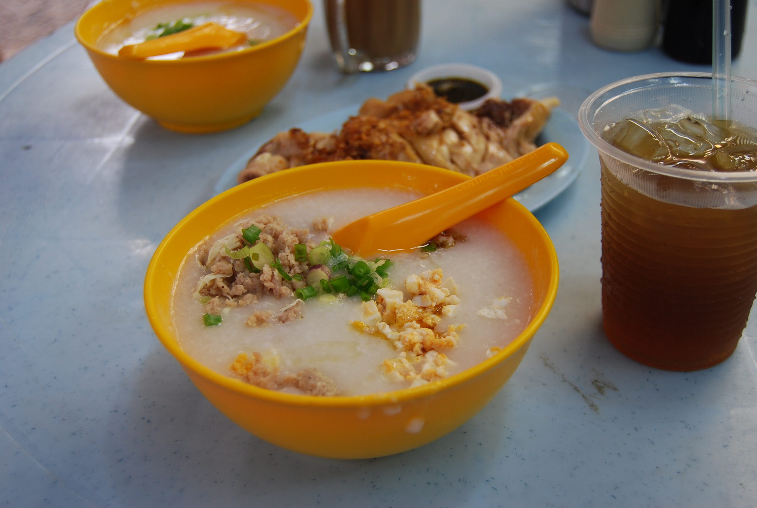 暑いマレーシアで熱い粥を食べるなら朝食がベスト。具は、塩卵、ピータン、豚団子が定番。