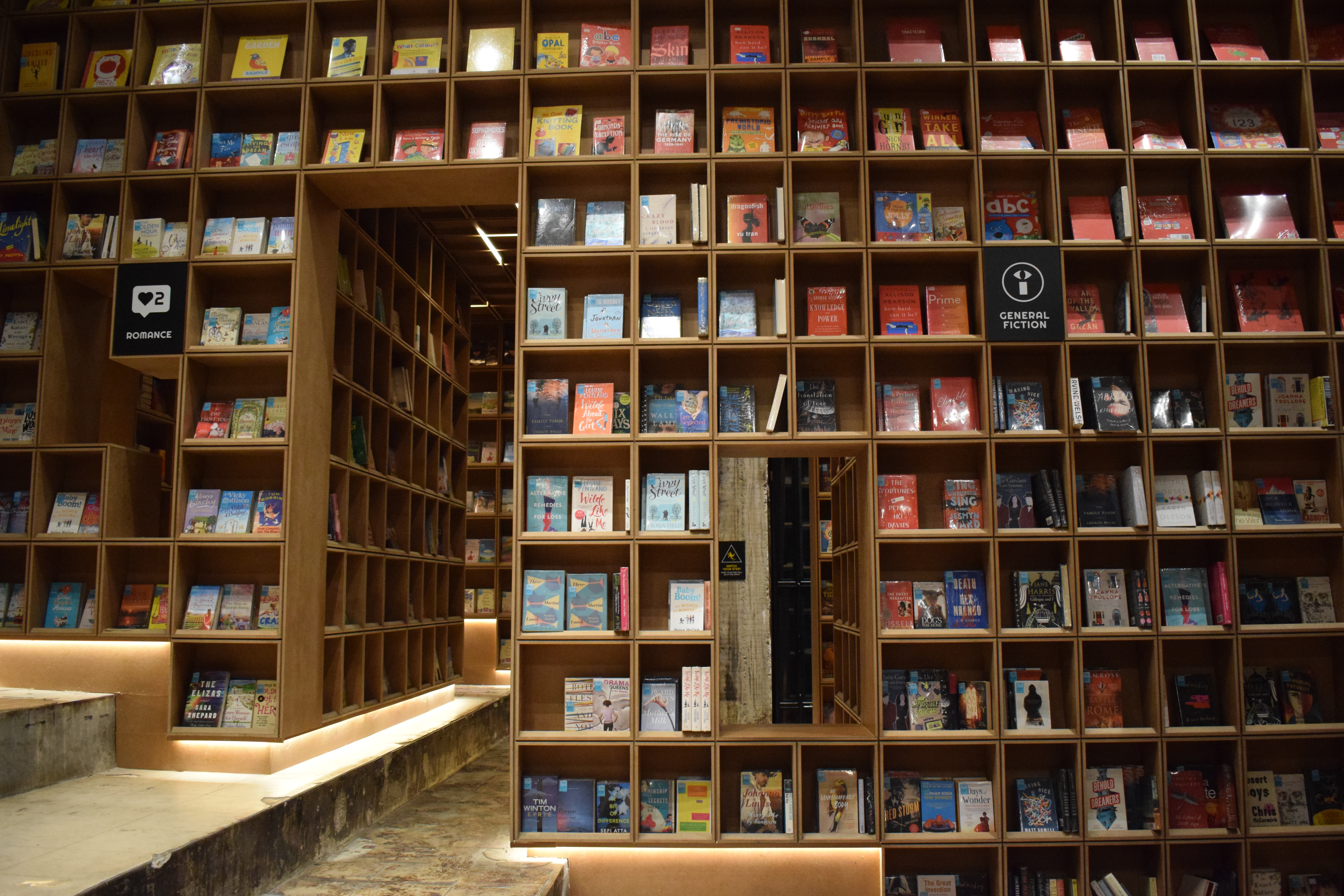 若者が集まるREXKL内にあるブック・エクセス （Book Xcess） 