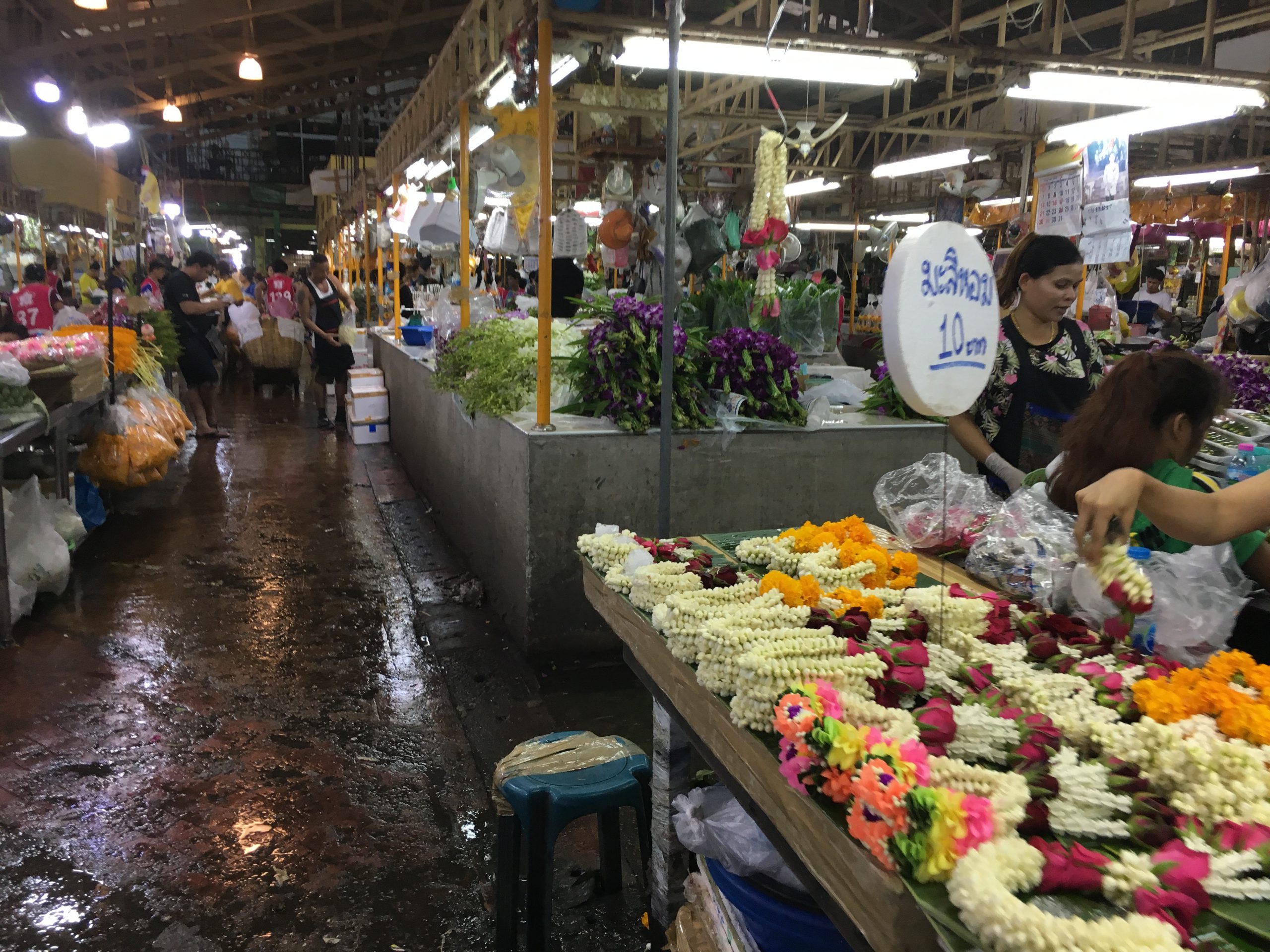 ヨートピマーン市場は、24時間オープン。花市場が最も賑わうのは、各地から花が運ばれてくる夜明け前。