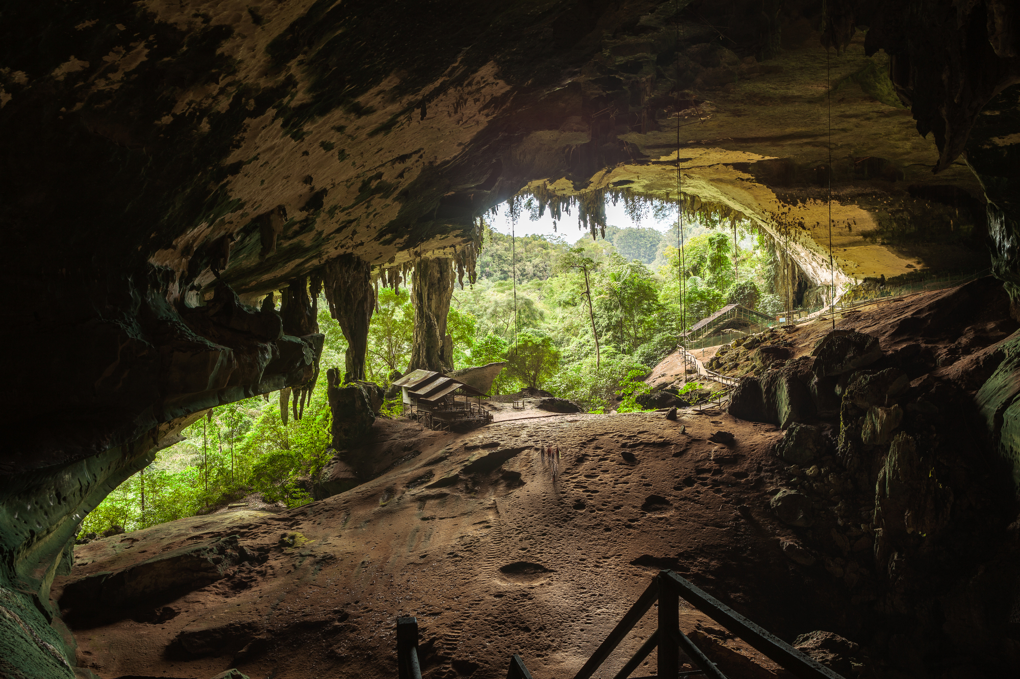約4万年前の石器などが見つかったマレーシア・サラワク州にあるニア洞窟