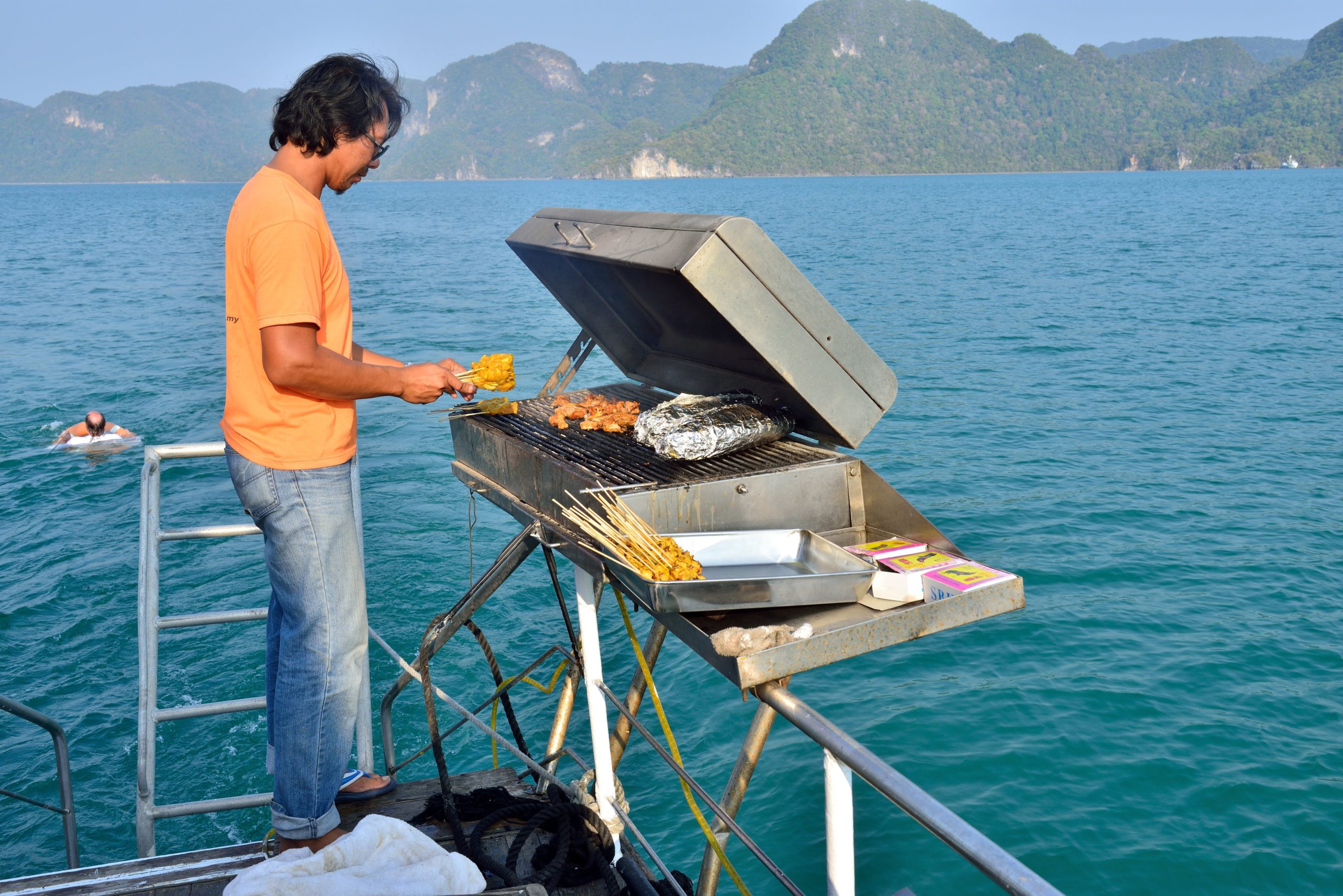 ツアーによっては、船上でサテーや魚をグリルし、できたての料理を味わえるところもある。