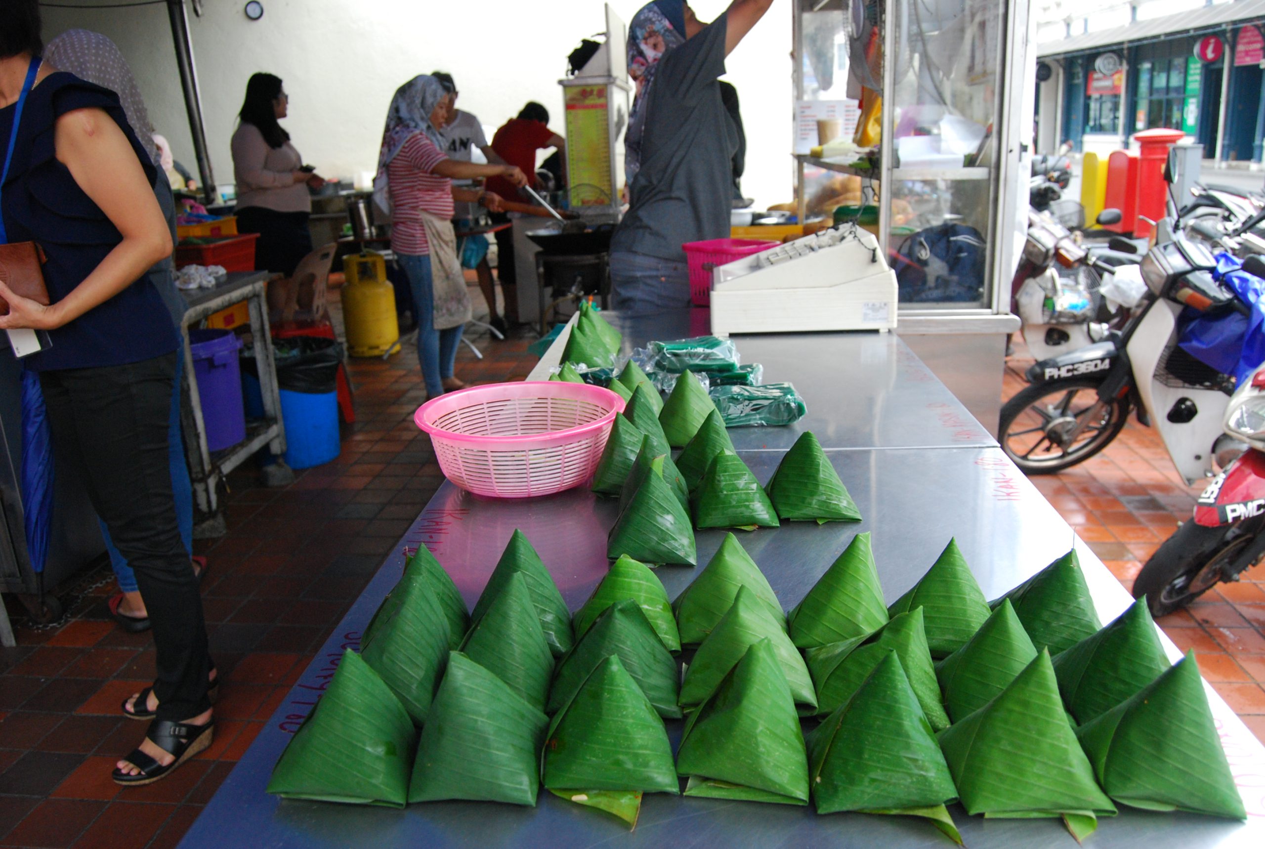 バナナの葉で包まれた三角ナシレマッNasi Lemak。店で購入し、会社や家で食べる人も多い。
