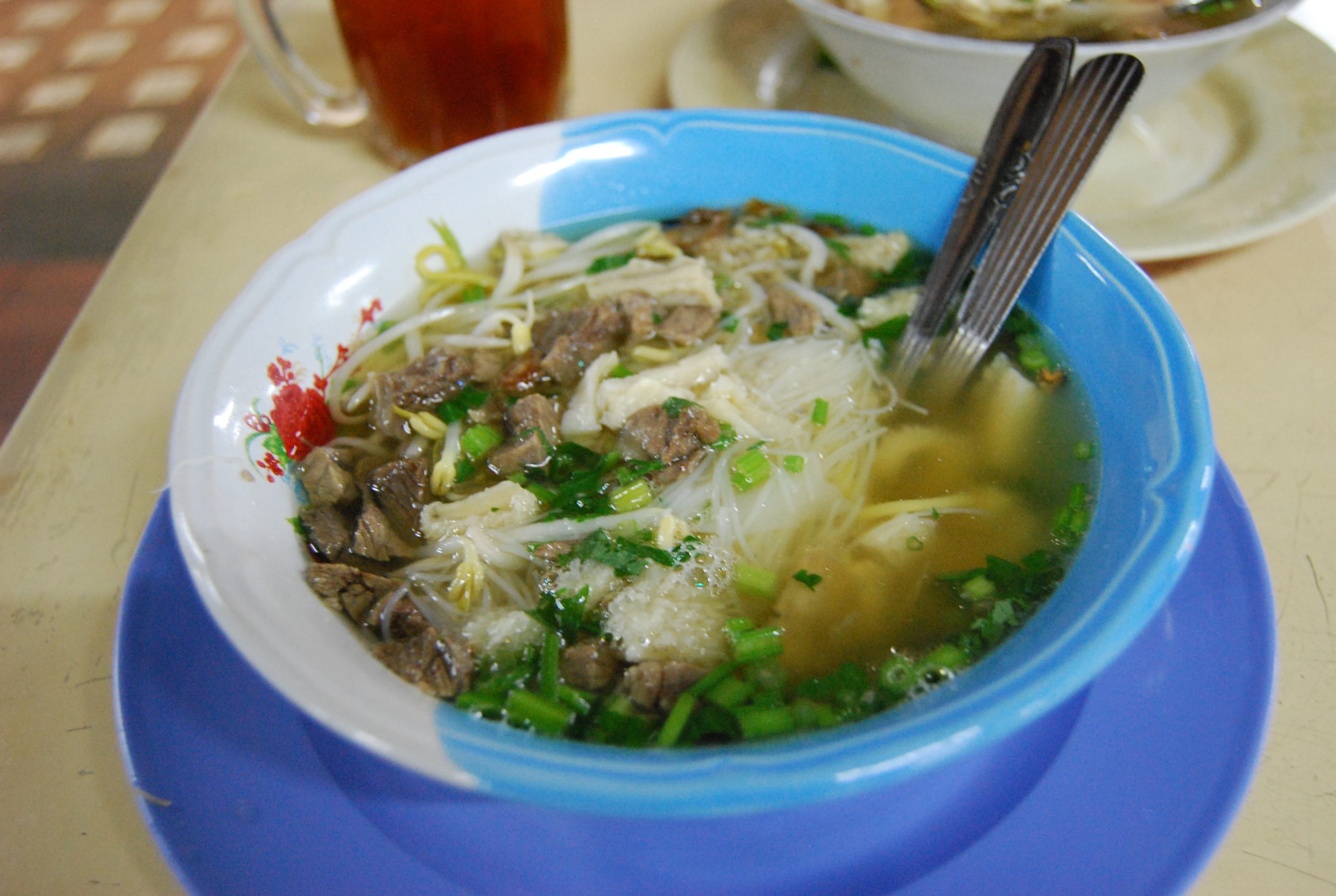 ミー・スープ Mee Supは、鶏だしのあっさり麺。ビーフンと卵麺のハーフハーフが人気。