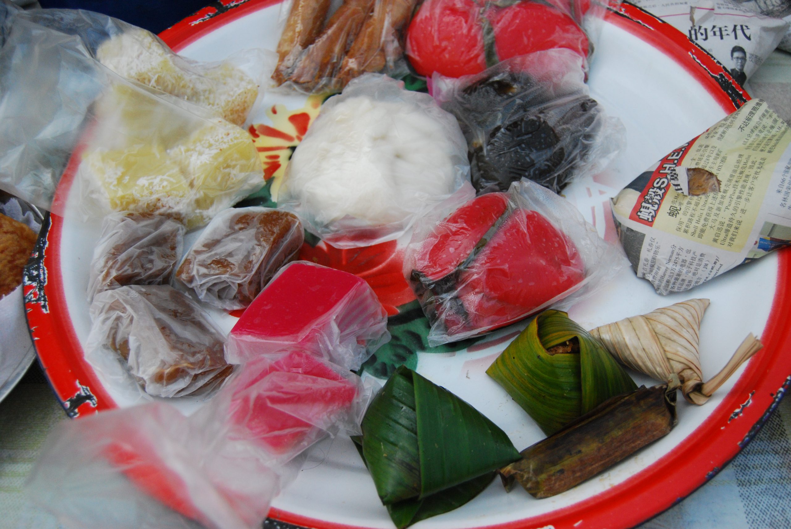 クエ Kuehの種類は多数。赤、ピンク、緑などカラフルな色だが、ちょうどいい甘さで食べやすい。