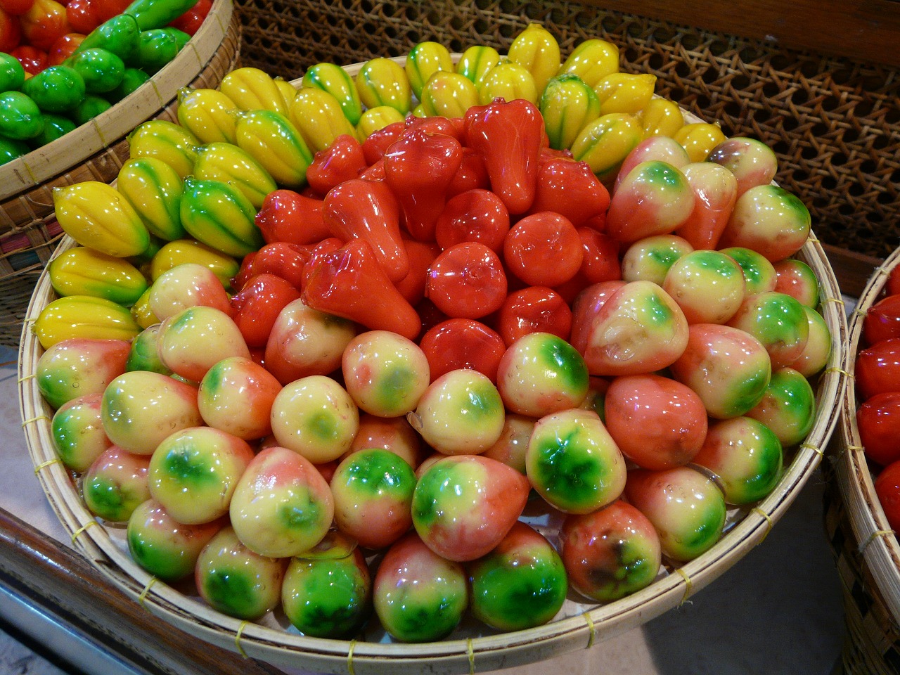 ルークチュップ Luk Chup。表現されているのは、ローズアップル、マンゴー、ゴーヤなど、タイ人が日常で使う食材。デパートなどの伝統菓子コーナーで購入できる。
