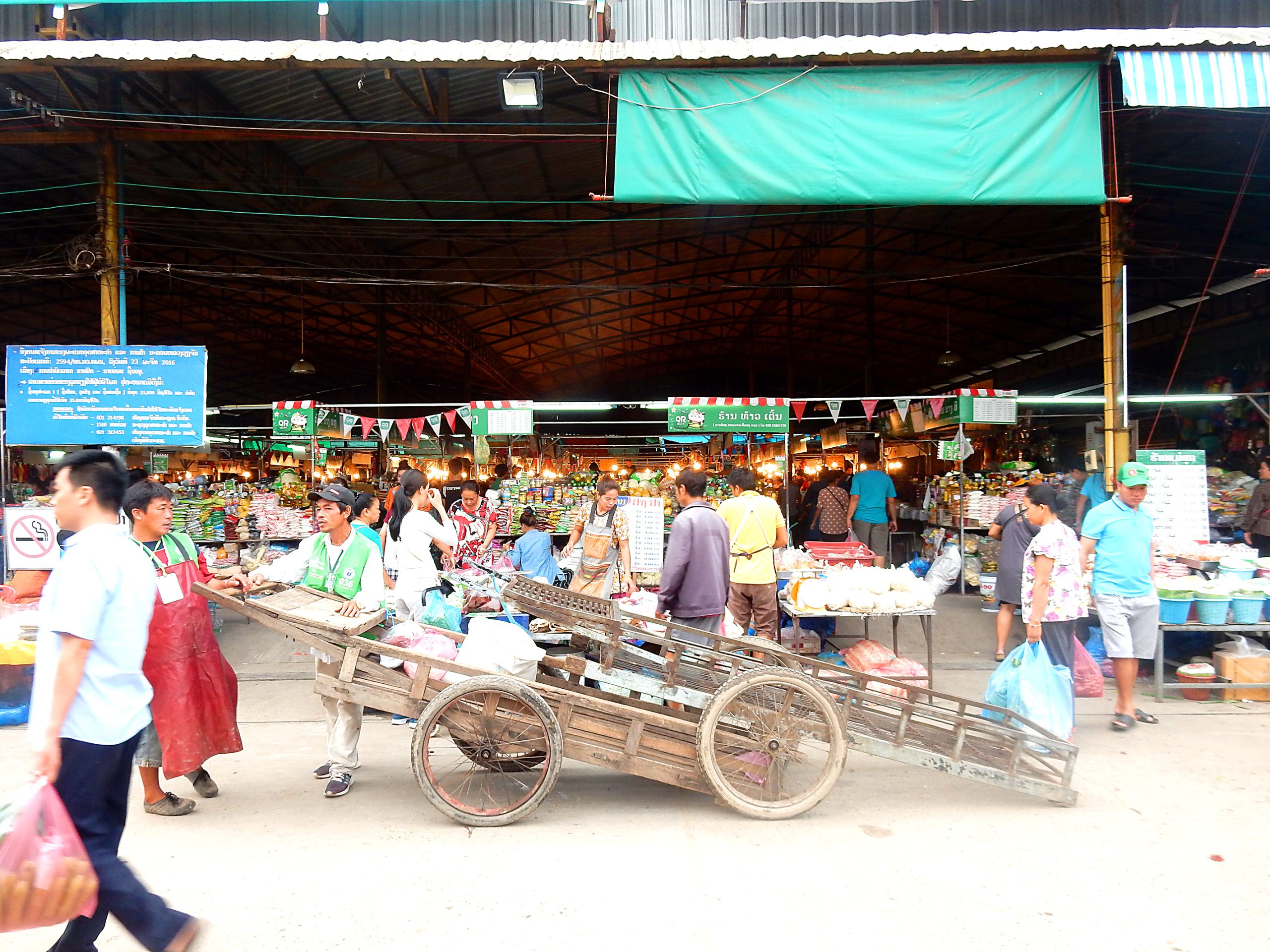 屋根のある市場はそのまま日中も営業。露店市の一番奥にある