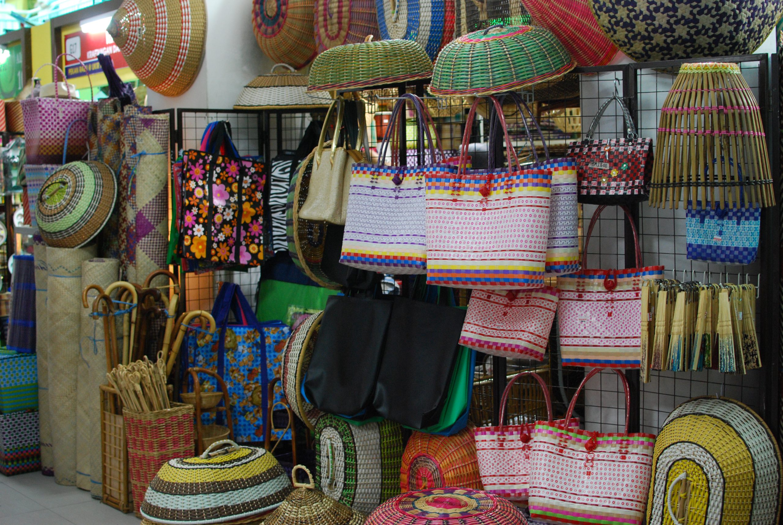 ラタン製の食卓カバー、色付けされたパンダンの葉で編んだゴザやバッグは日常的に使われている