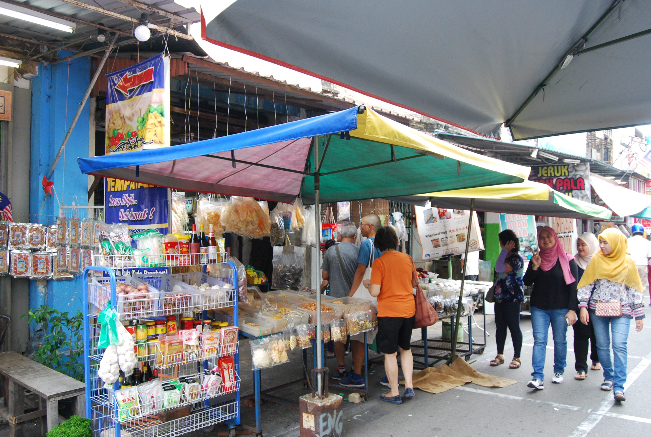 市場の近くにはやラクサ（麺料理）やチェンドル（かき氷）の名店があり、この辺り一帯がご飯好きの集まるエリアになっている。