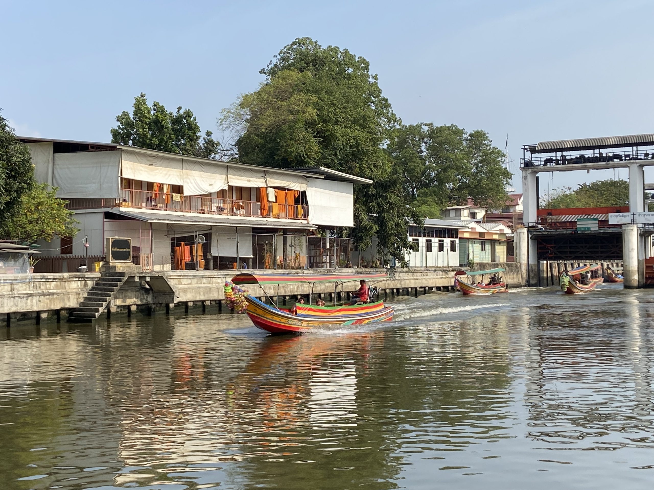 ロングテイルボートは、事前にツアーに申し込むか、川沿いのホテルに宿泊している場合は、ホテルのコンシェルジュ経由で予約するのがおすすめ。