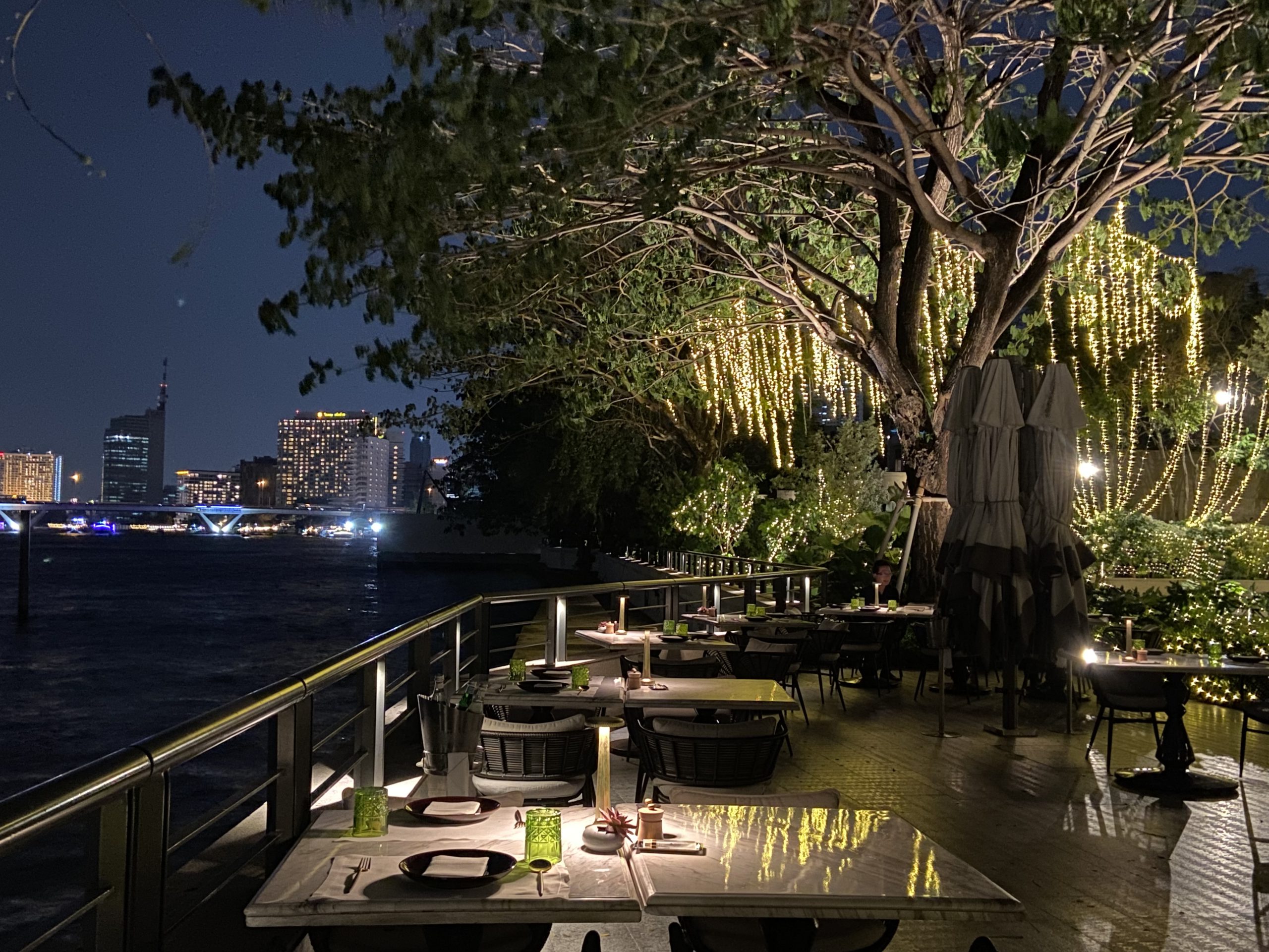 川沿いのタイ料理レストラン「プラナコーン」は、夜もしっとりとしたいい雰囲気。