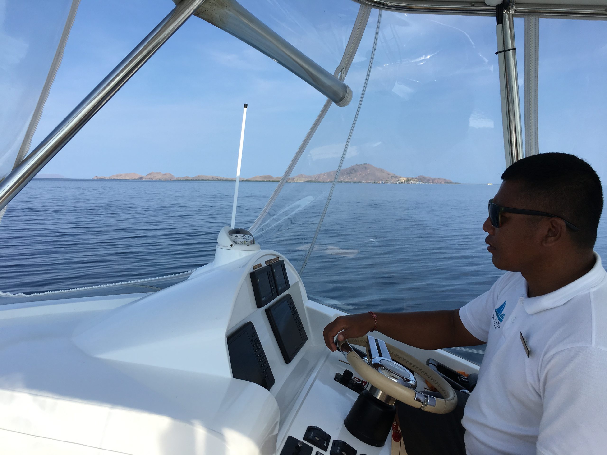 青く輝く海を眺めながら、スピードボートで島々を巡るツアーへ。