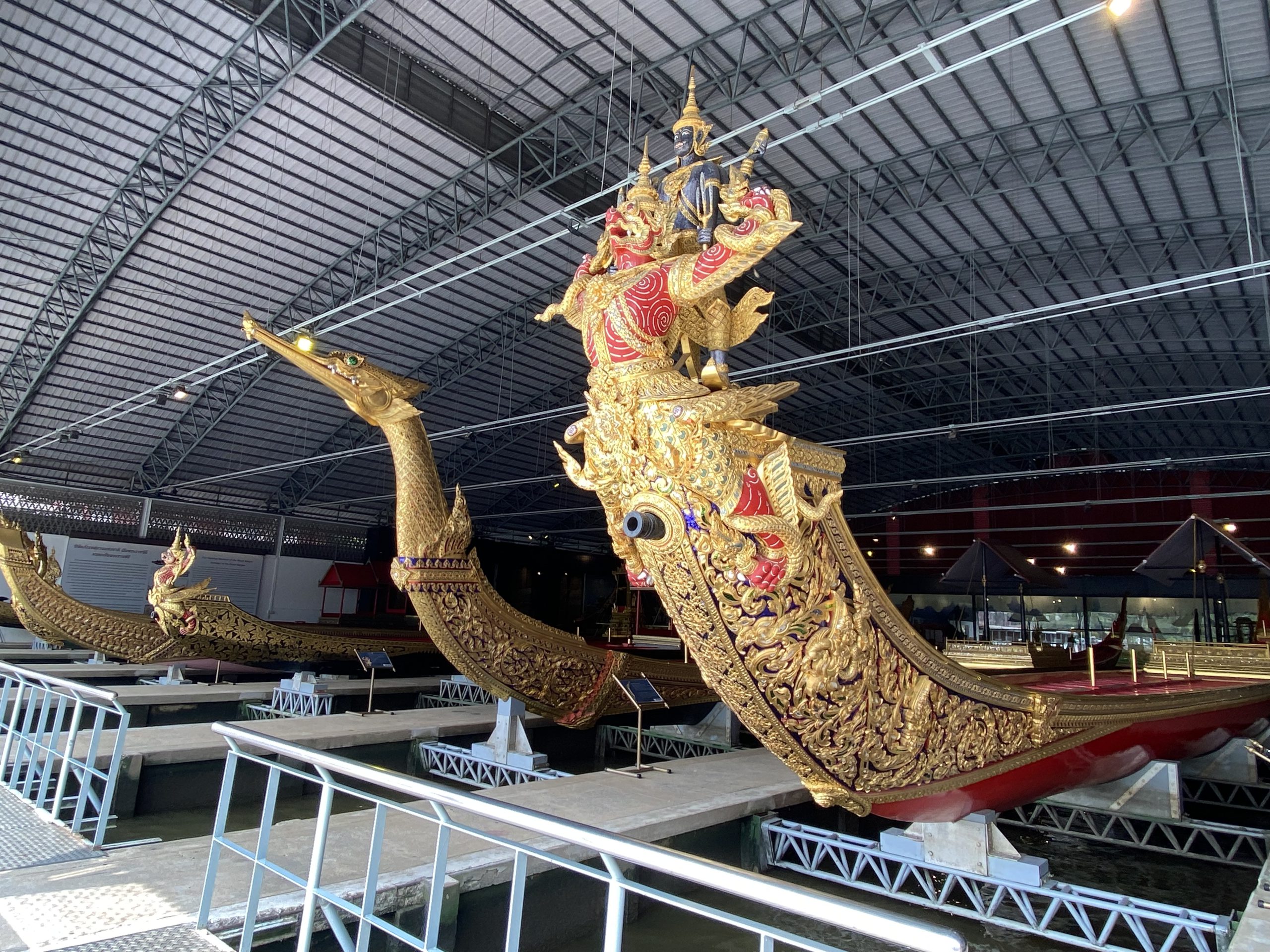 歴代の御座船を始め、前国王即位60周年を祝うパレードで使用された船も展示。
