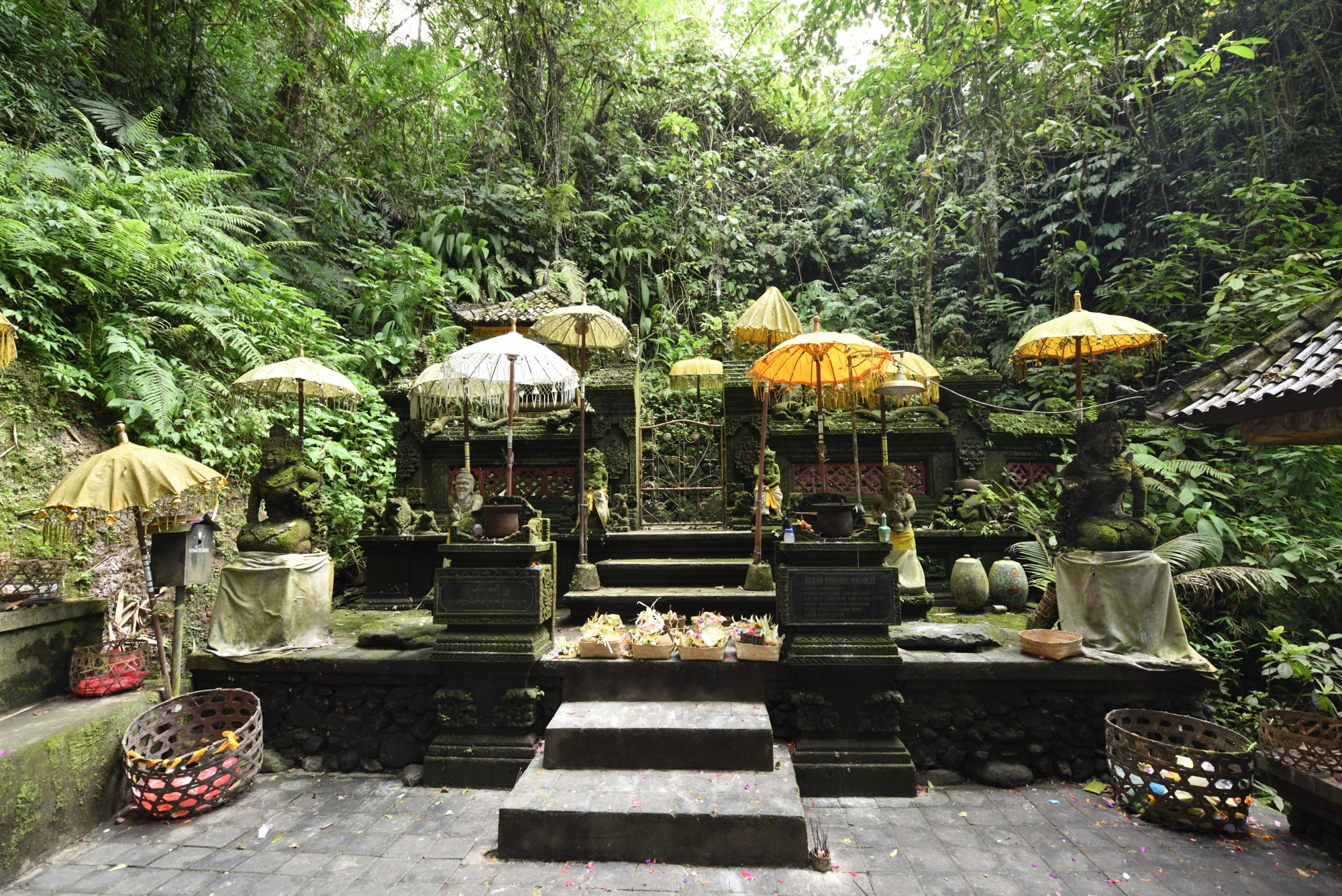 参道の途中には神像や祠が点在。滝の近くには一番大きな祭壇があり、沐浴の前と後にお祈りを捧げる。