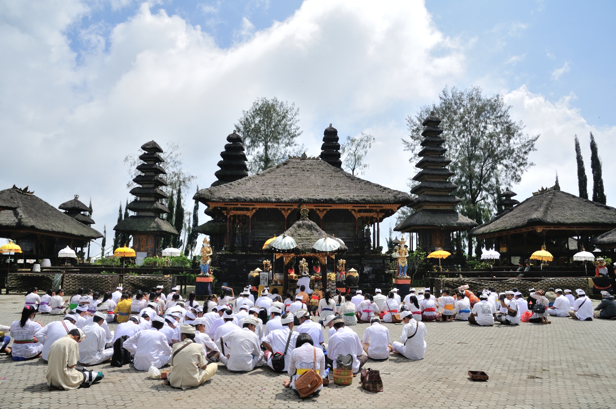 バリ島内ではバリ・ヒンドゥー教の総本山「ブサキ寺院」に次ぐ格式の高い寺院として人々から厚く信仰されている。