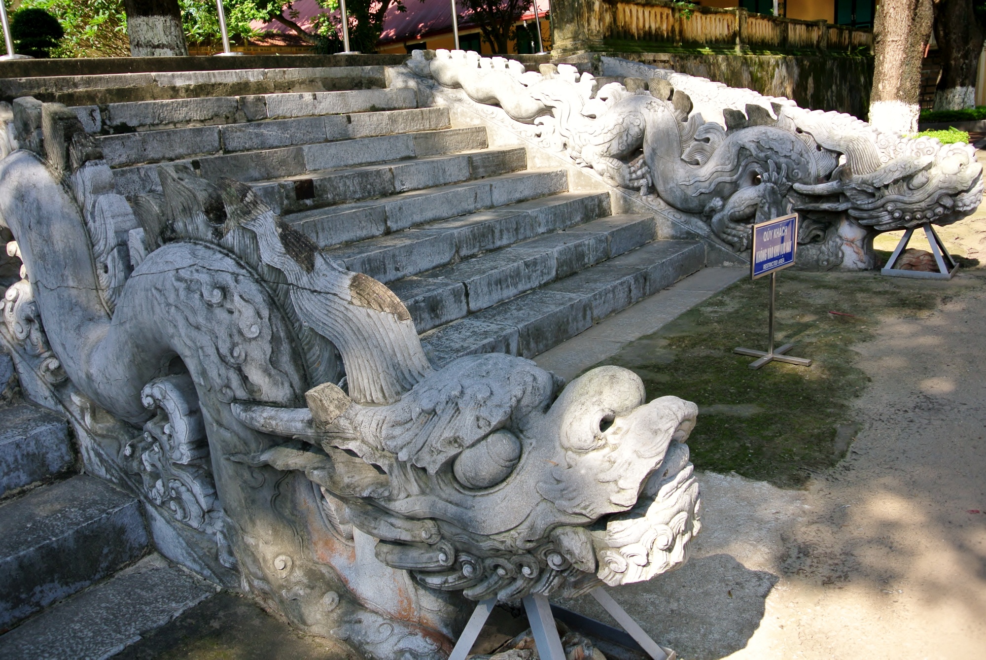 タンロン遺跡内には歴代のベトナム王朝の遺構が重なって残る。