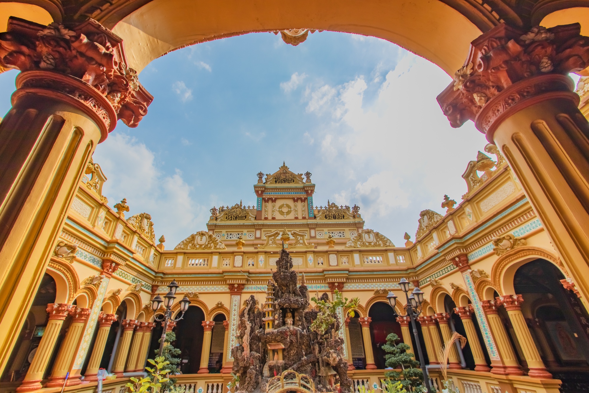 ヴィンチャン寺院（永長寺）は、1849年に設立されたミトー郊外にある仏教寺院。1907年には、宗主国であったフランスの影響を受けて現在の姿に改築された。コロニアル調の華やかな装飾が彫刻やタイルなどに施されていて、前庭は、まるでヨーロッパの宮殿のような雰囲気を醸し出している。