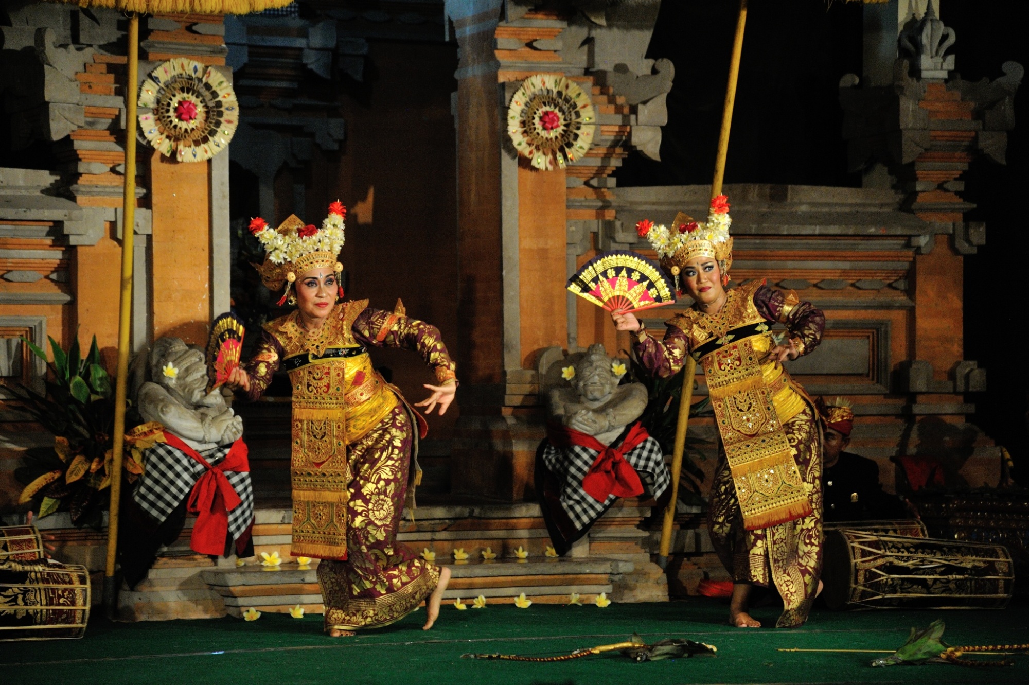 バリ島の伝統舞踊「レゴンダンス」や「バロンダンス」は伝統音楽であるガムランの音色に合わせて披露される。