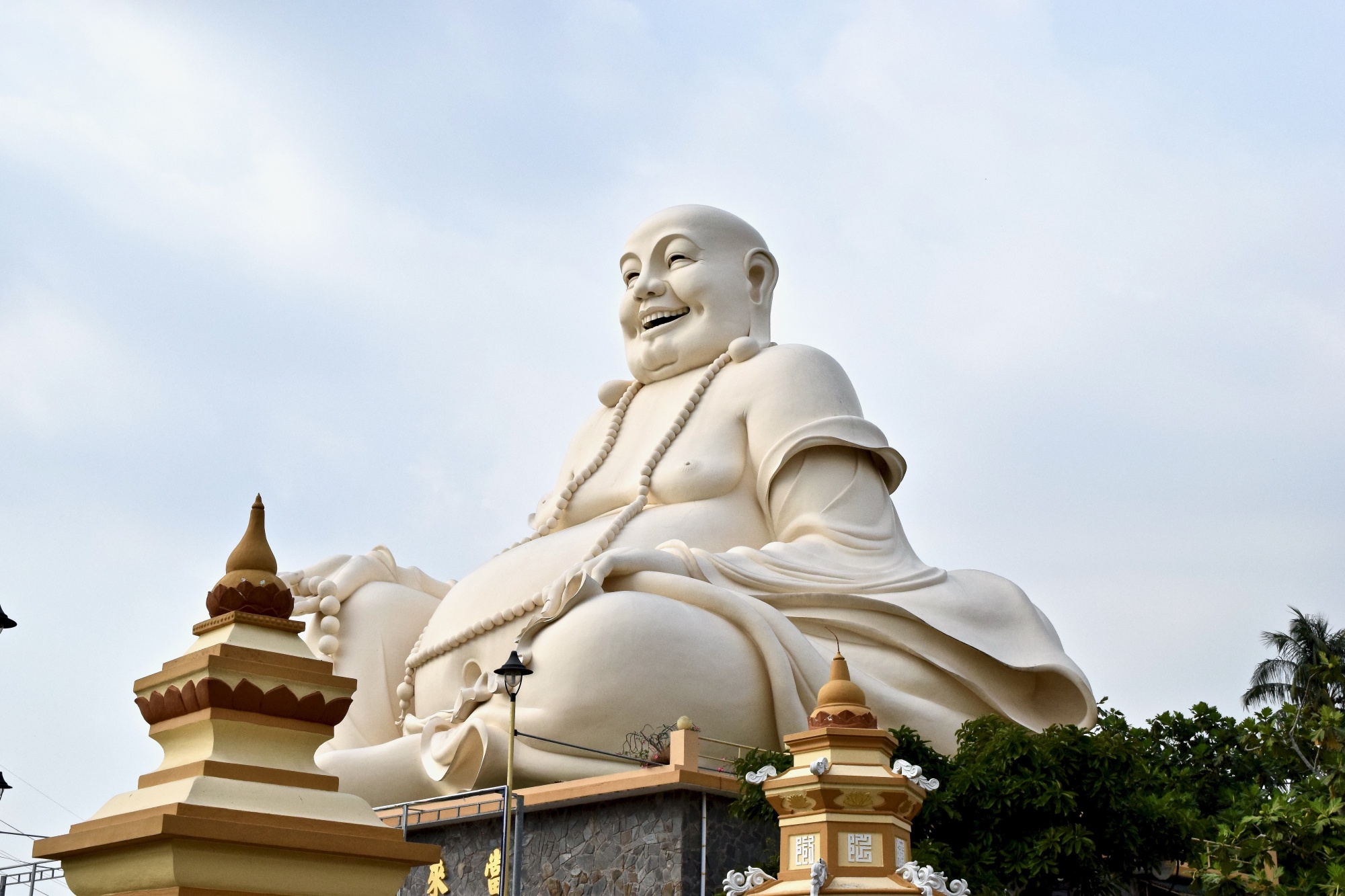 台座に座った白く巨大な弥勒菩薩像。寺院の敷地内には観音菩薩や涅槃仏などの巨大な像が点在している。