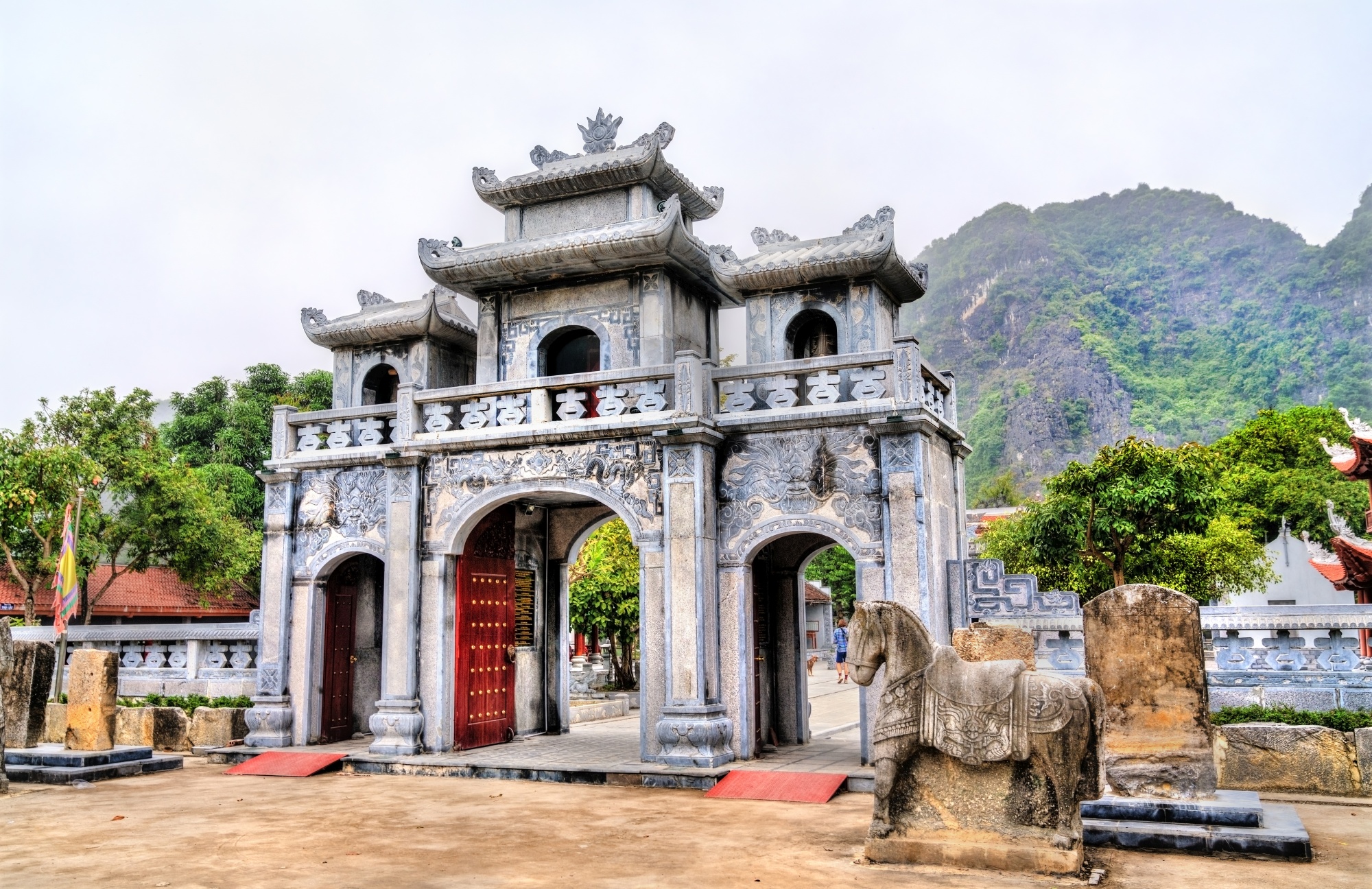 ハノイ南に位置する陳朝の皇帝を奉る「タイ・ヴィー寺院」。石碑や彫像など陳朝時代の史跡が多く残っている。五大門には中国語で文字が彫られていることが特徴的。