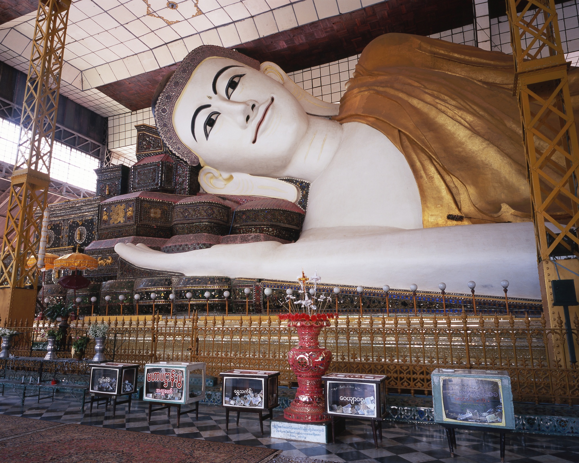 バゴーで有名な巨大寝仏像シュエターリャウン寝仏。994年にモン人によって建立され、ミャンマー最古の寝仏として知られる。