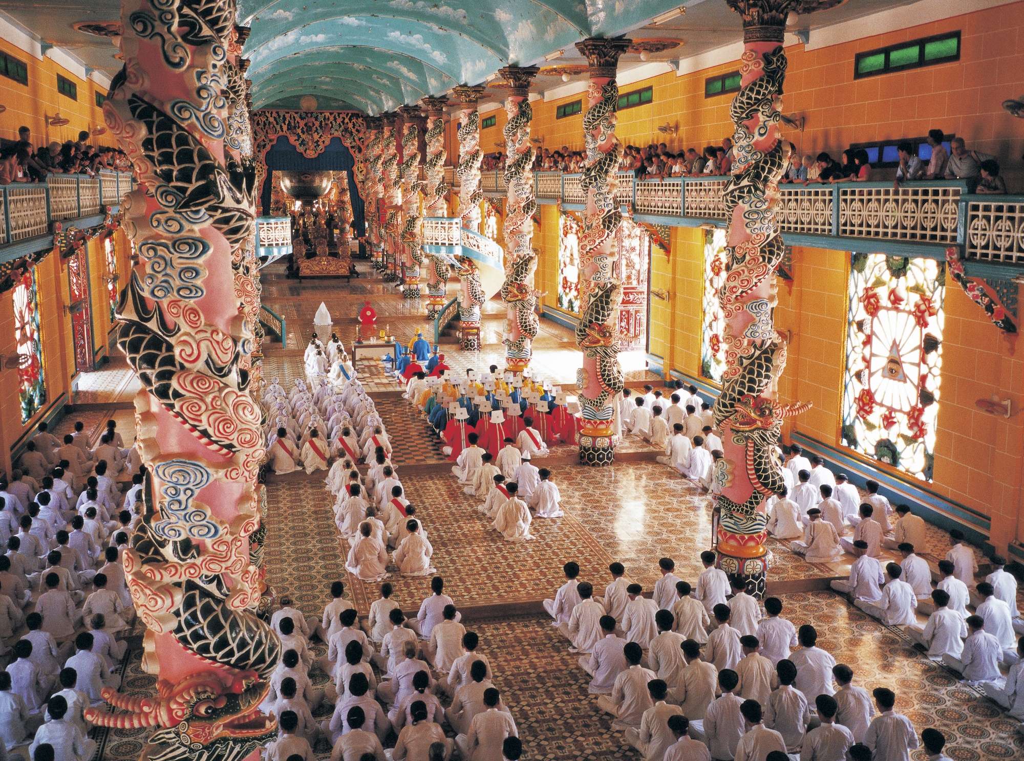 極彩色の装飾で彩られている寺院内。