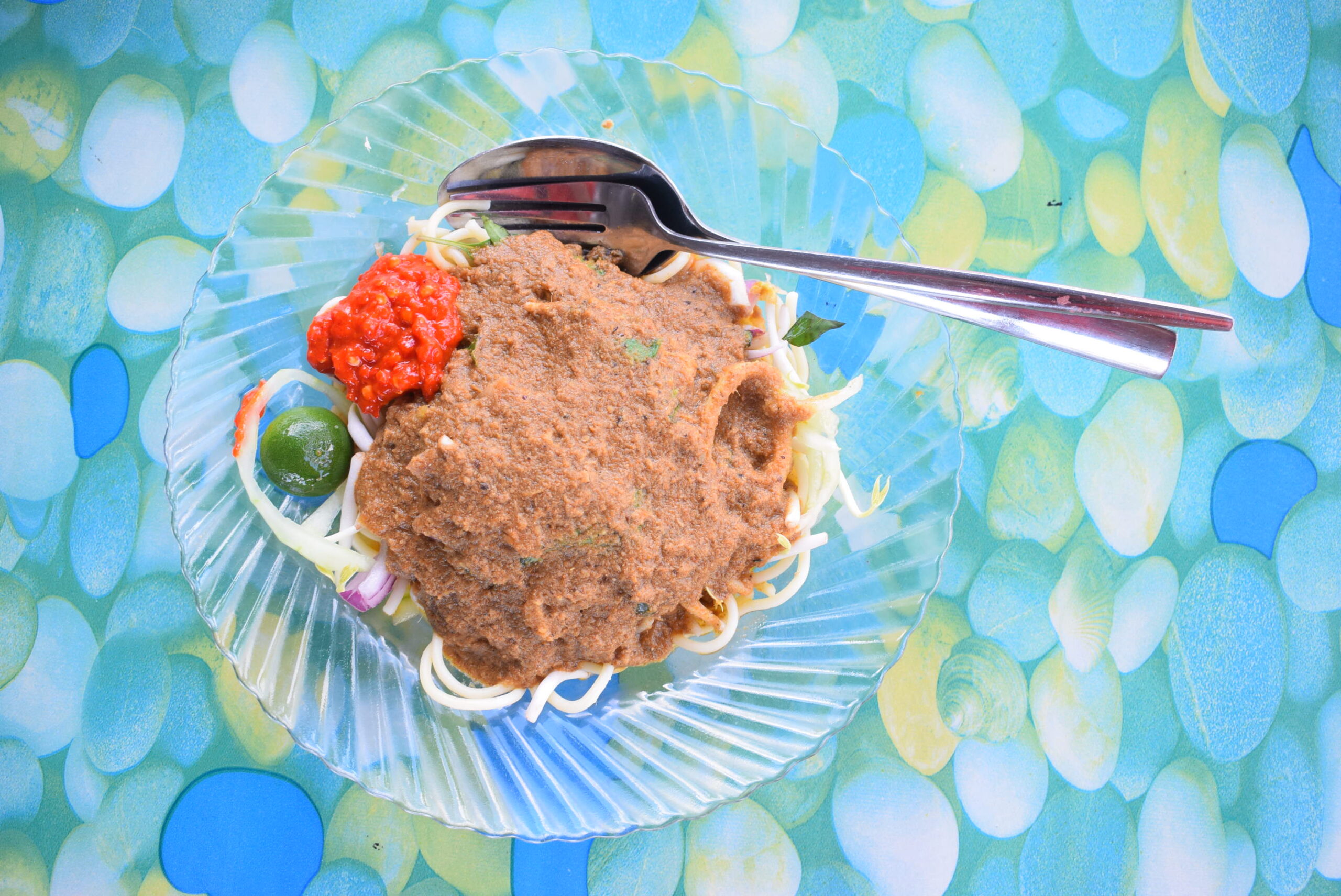 ラクサ・ジョホール Laksa Johor。見た目は地味だが、魚やハーブが入った滋味深い味。麺がスパゲティなのは、昔のジョホール州の王様のお気に入りに由来する。