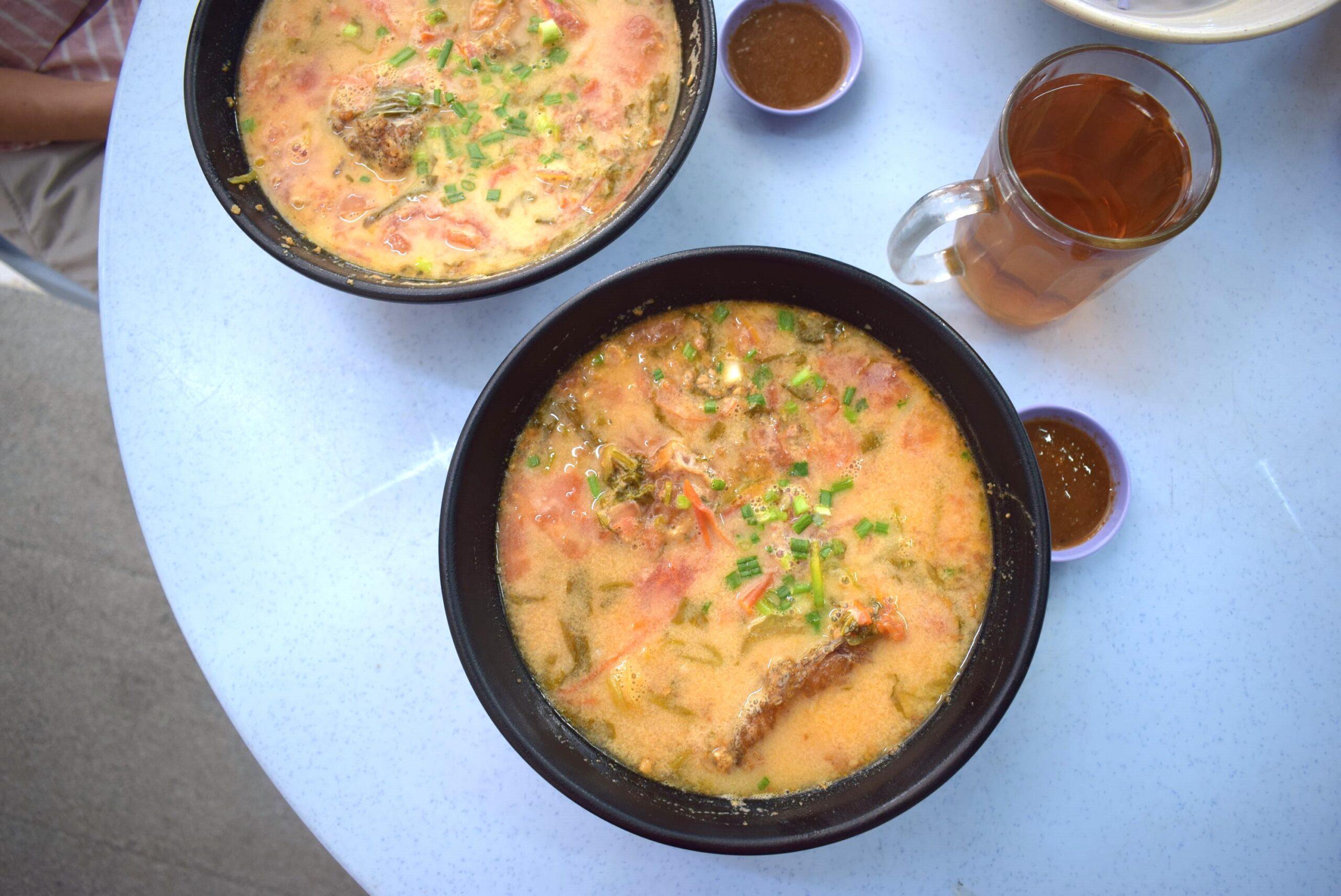 「Hui Ji」のフィッシュヘッドヌードル。魚の頭や鶏ガラなど多種の材料を煮込んだ絶品スープで、エバーミルクのまろやかさとトマトの酸味が味の決め手。