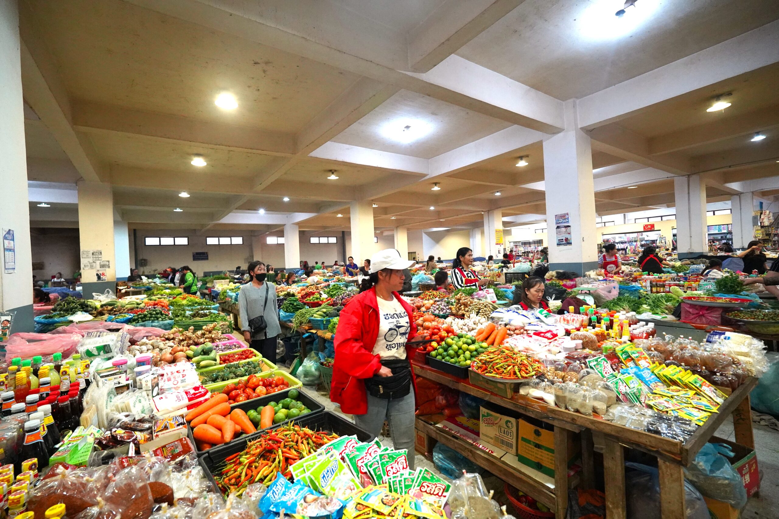 建物の中は野菜や調味料からスイーツやお菓子まで、巨大スーパーマーケットのような品揃え。