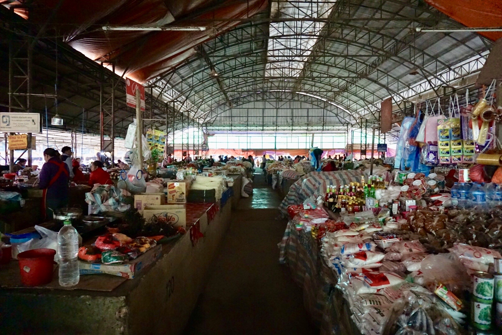 ルアンナムターの市場。各町の市場をのぞくのも旅の醍醐味。