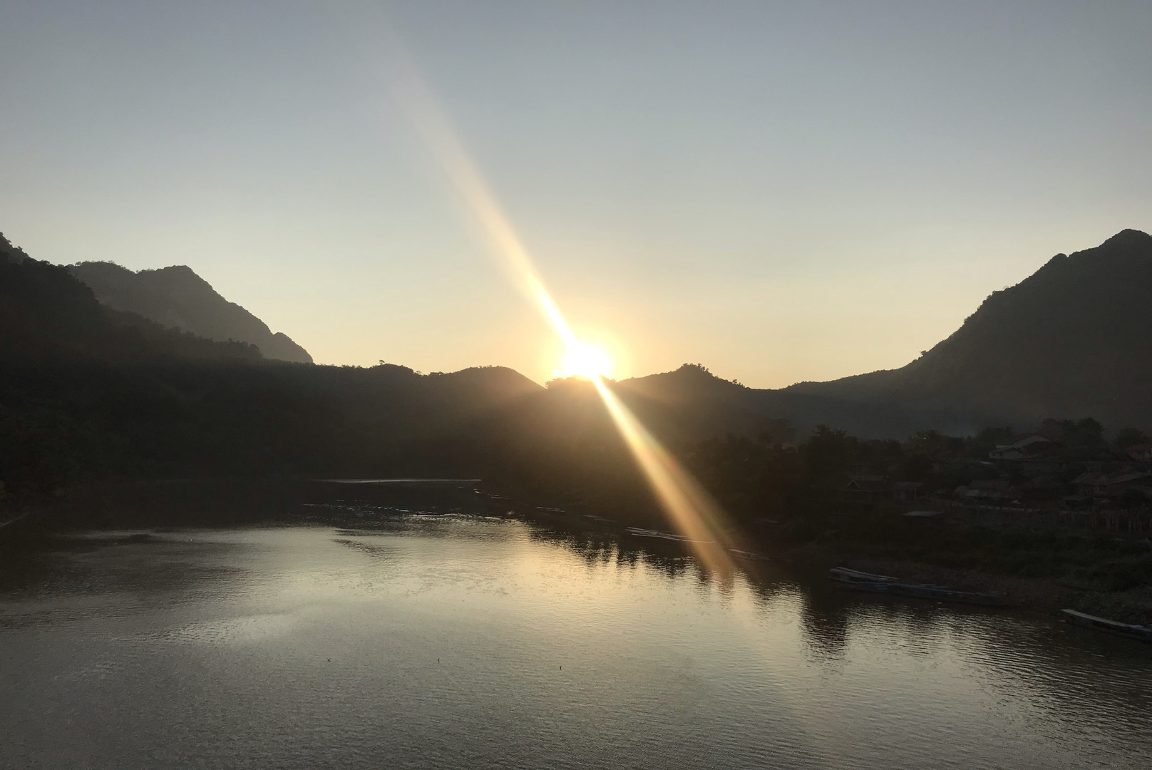 町の中心部にある橋のたもとから見える夕景は、ラオス旅行のハイライトになるはず！