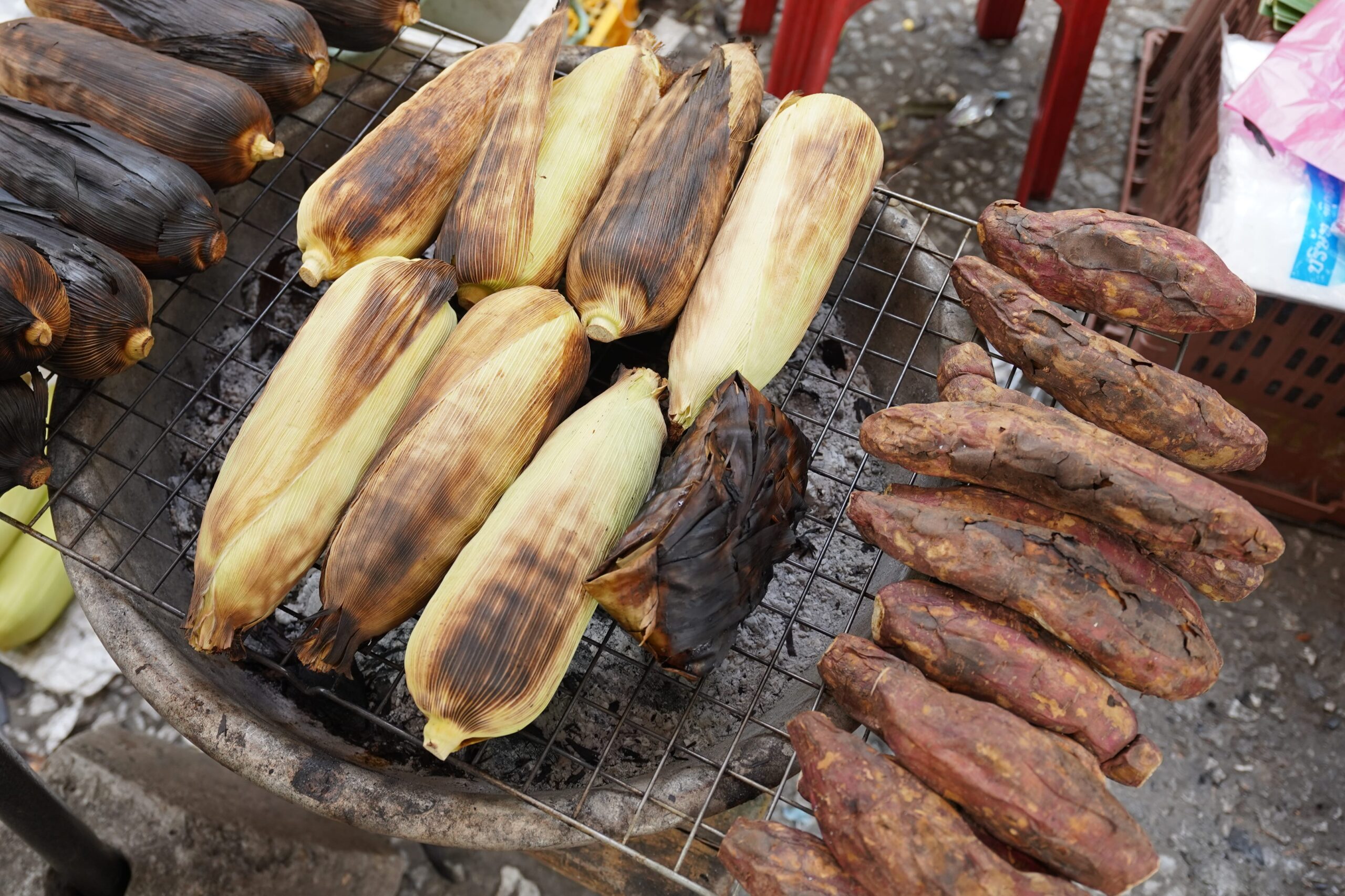 焼きトウモロコシや焼きイモなども売られているので、チャレンジしてみましょう。