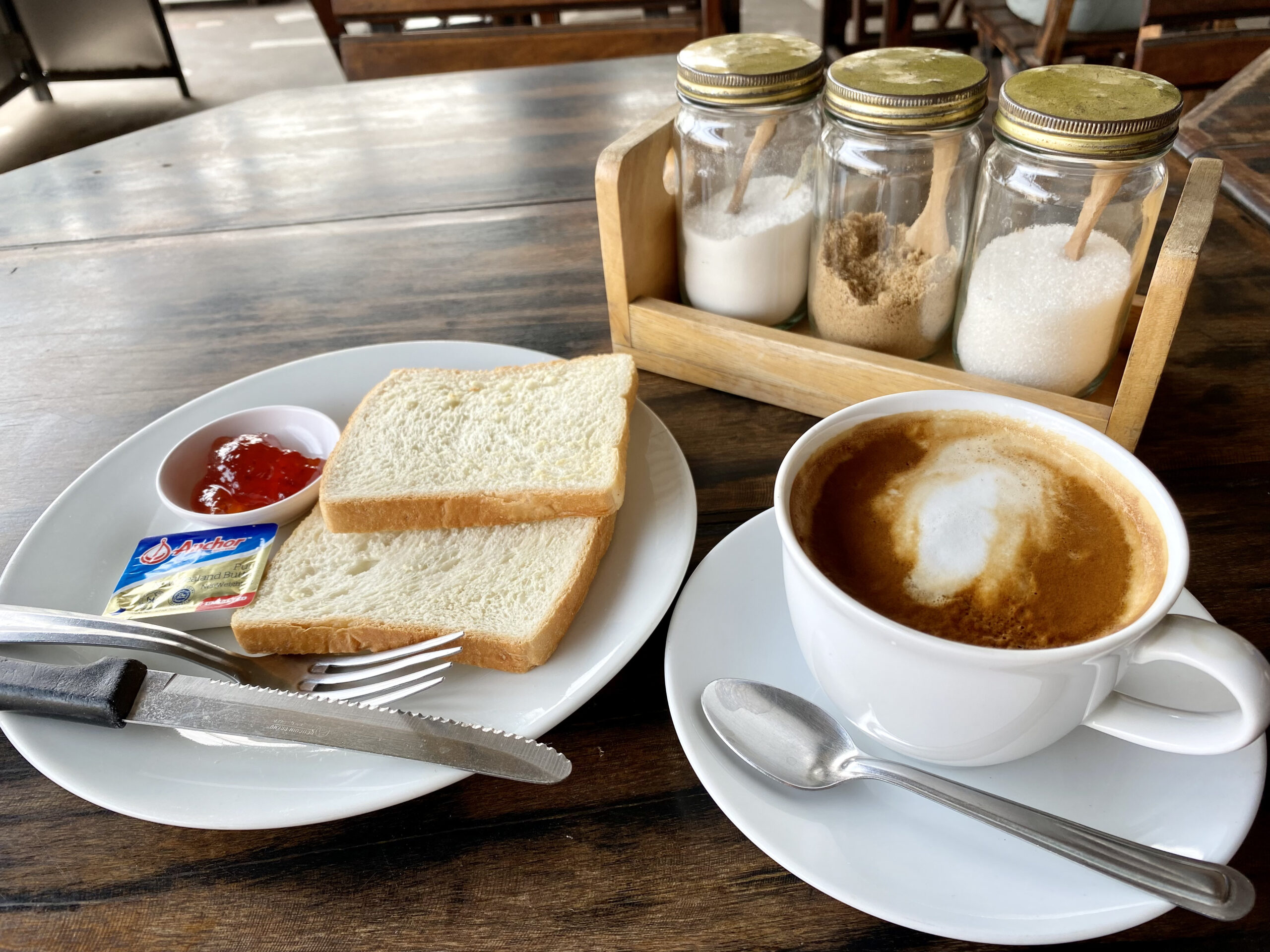 トーストとコーヒーのシンプルな朝食もクオリティが高く美味！