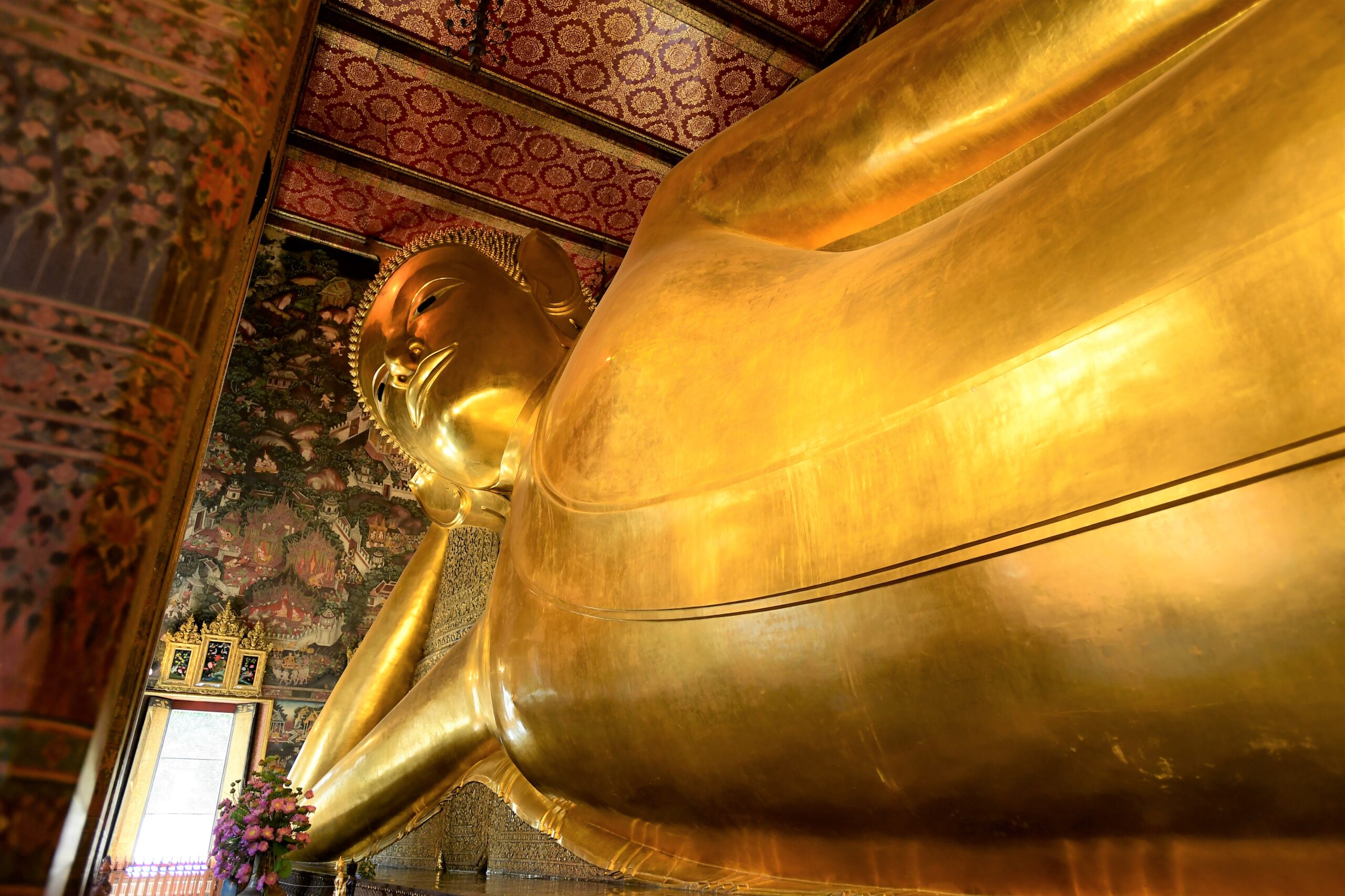 アユタヤ朝時代に建設され、チャクリー朝時代に王室寺院として保護されたワット・ポー。ラーマ3世の命により造られた巨大な涅槃仏で知られる。