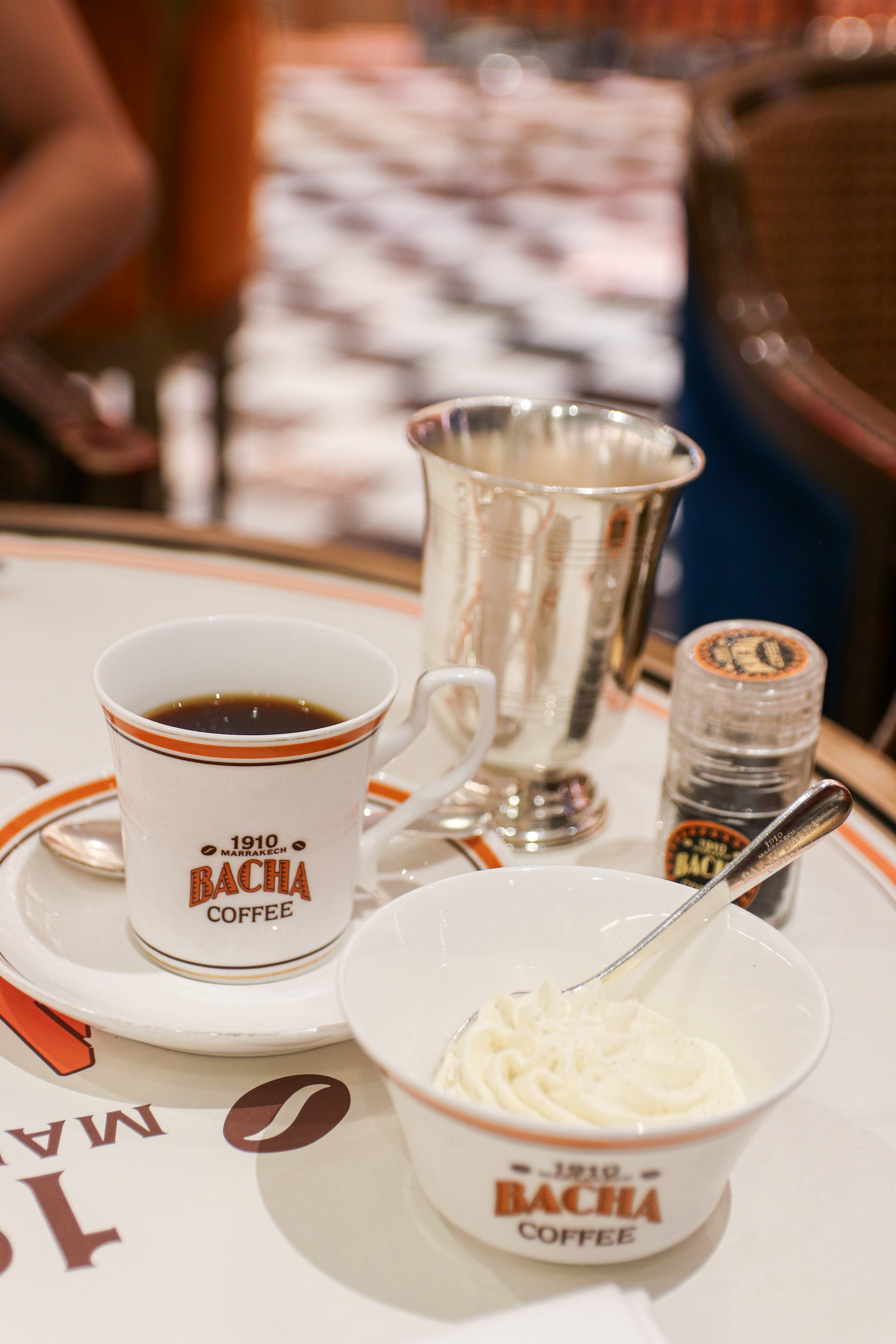 さまざまなアラビカ種のコーヒーを扱う人気のコーヒーショップ