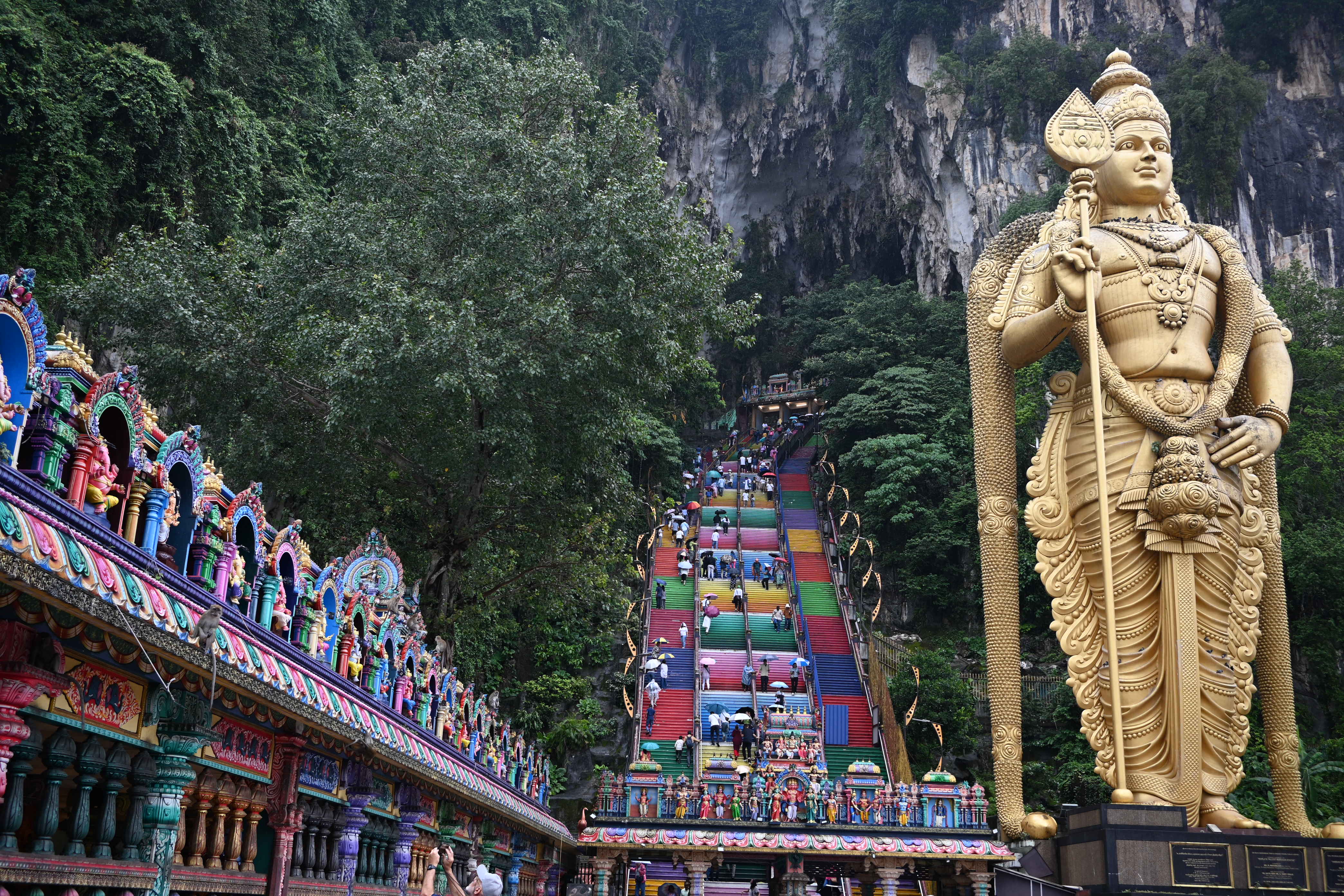 虹色の階段のフォトジェニックさがSNSで話題 クアラルンプール郊外の神秘スポット、バトゥ洞窟