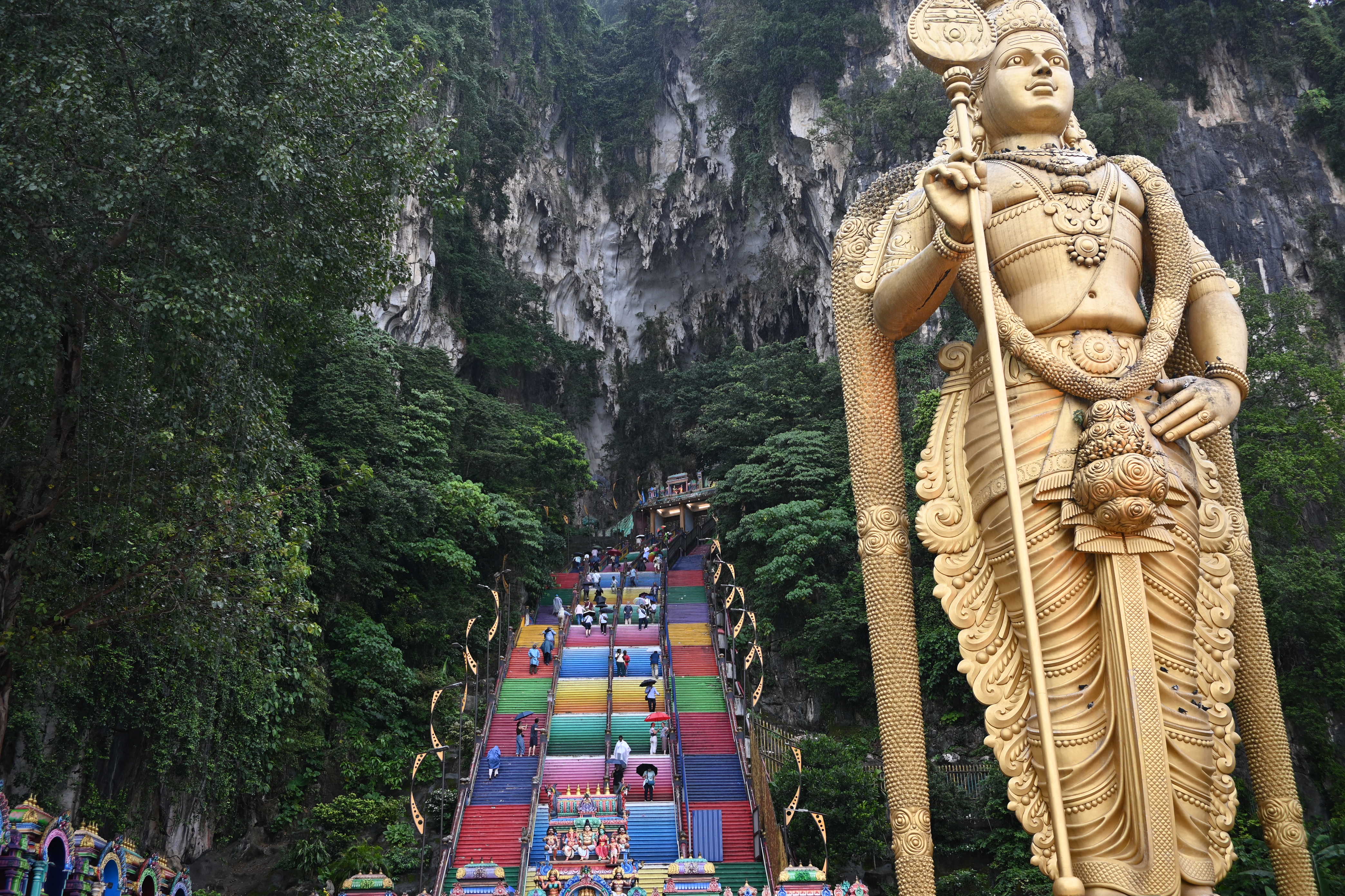 偉大さを感じる黄金の像は、戦いの神として崇められているムルガン神。金色は、ヒンドゥー教において神聖性の象徴