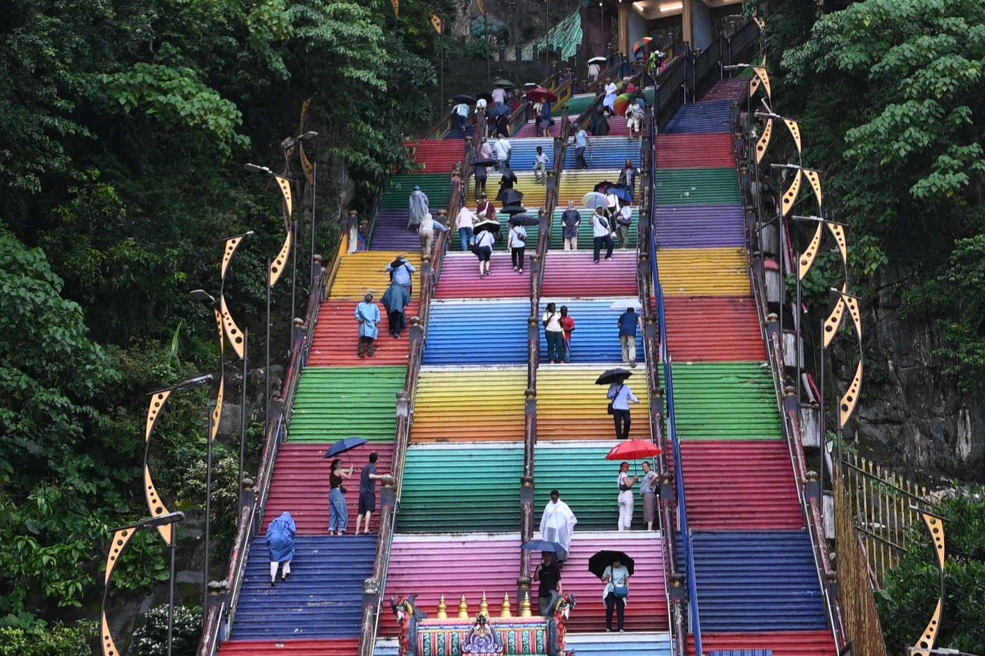 カラフルな階段は272段。山に吸い込まれるようにみえる頂上の先に、太古から続く石灰岩の洞窟があり、その内部に神殿が設置されている