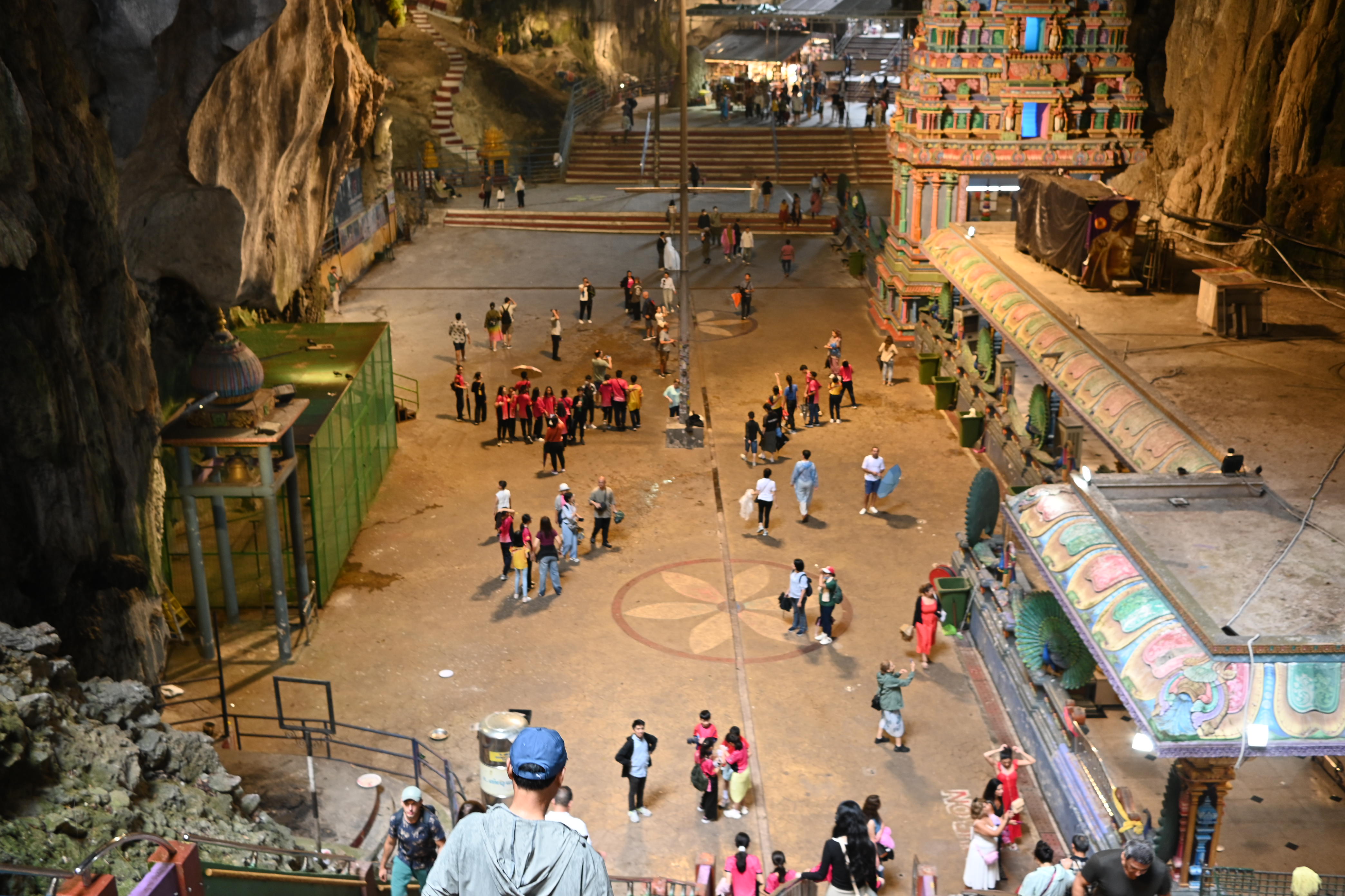 天然に造られた空洞内に、礼拝の場が数か所ある