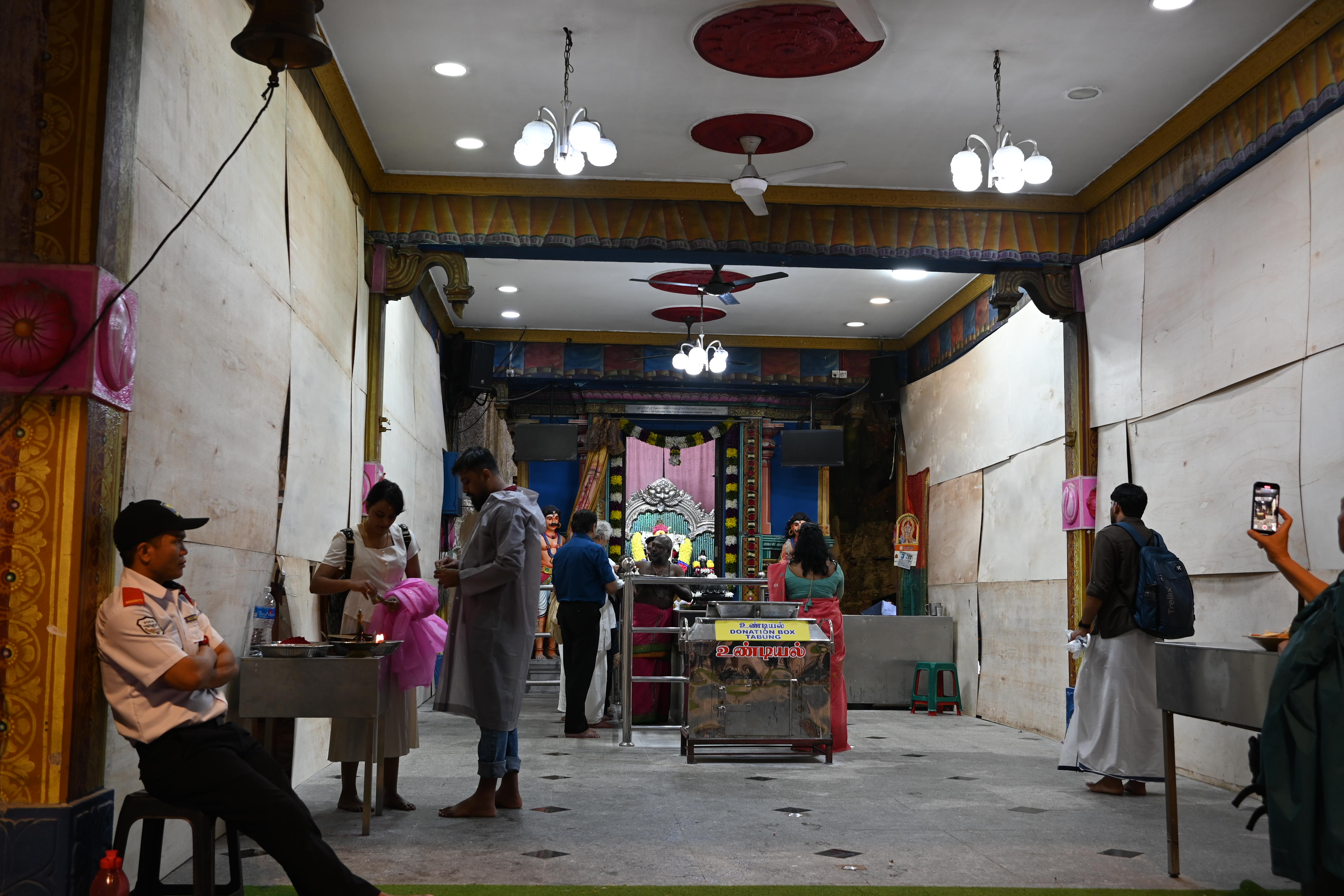 信者でなくても礼拝は可能で、入り口で靴を脱いで中に入る