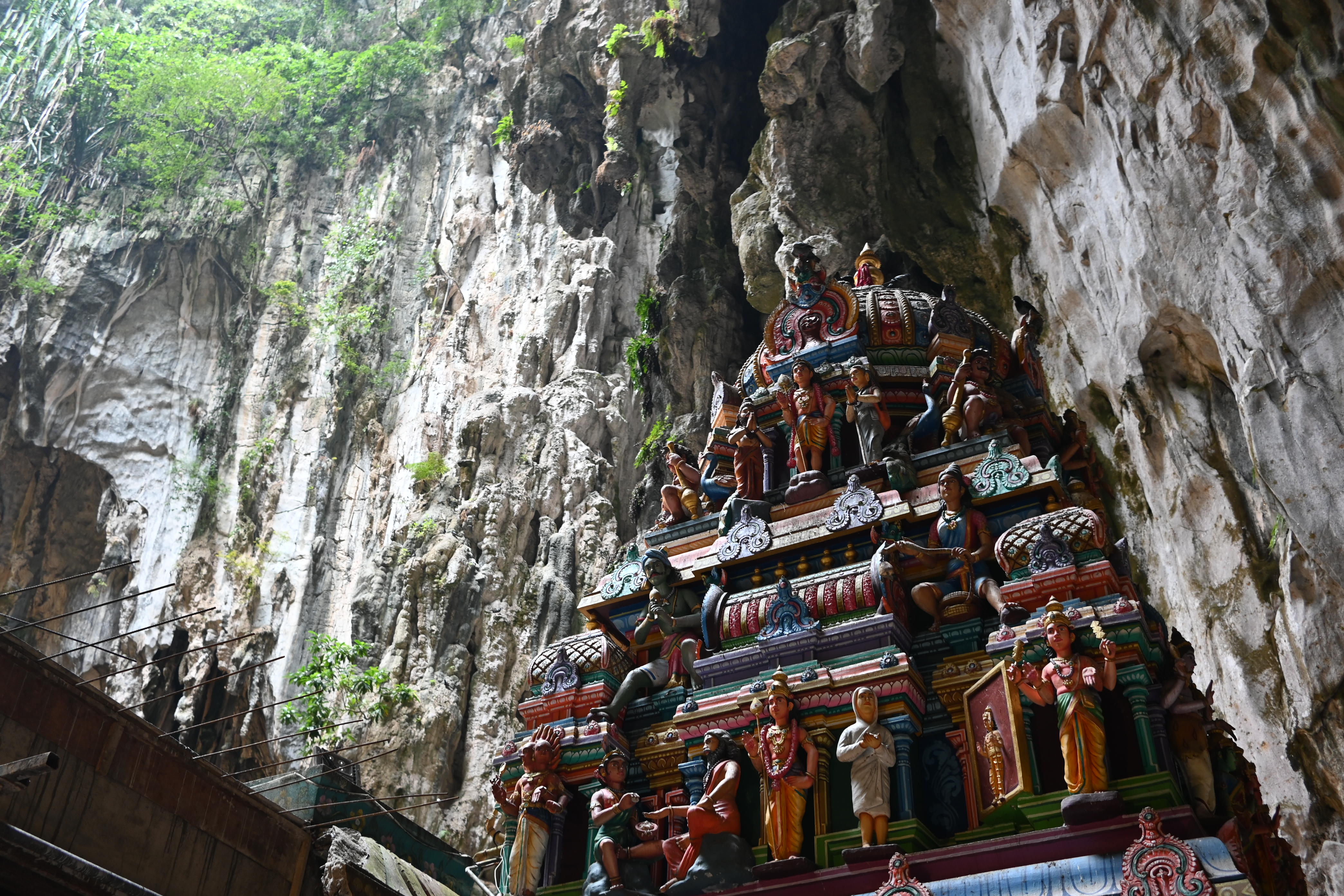 神々の彫刻で彩られた塔門は、神聖な空間への入り口