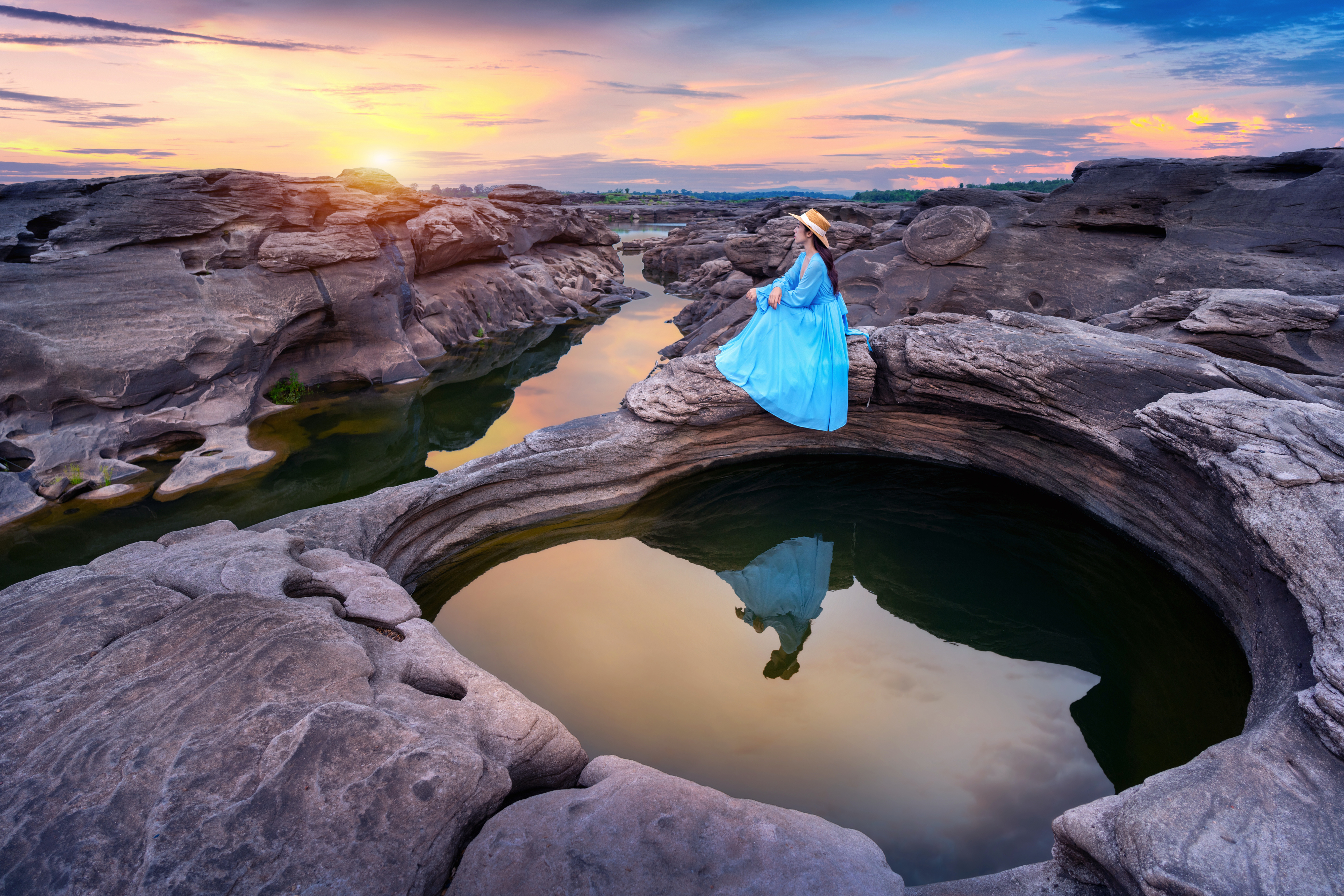 自分だけの構図を探して写真撮影を楽しむ人々。ドラマチックな一枚を狙うなら朝夕がおすすめ