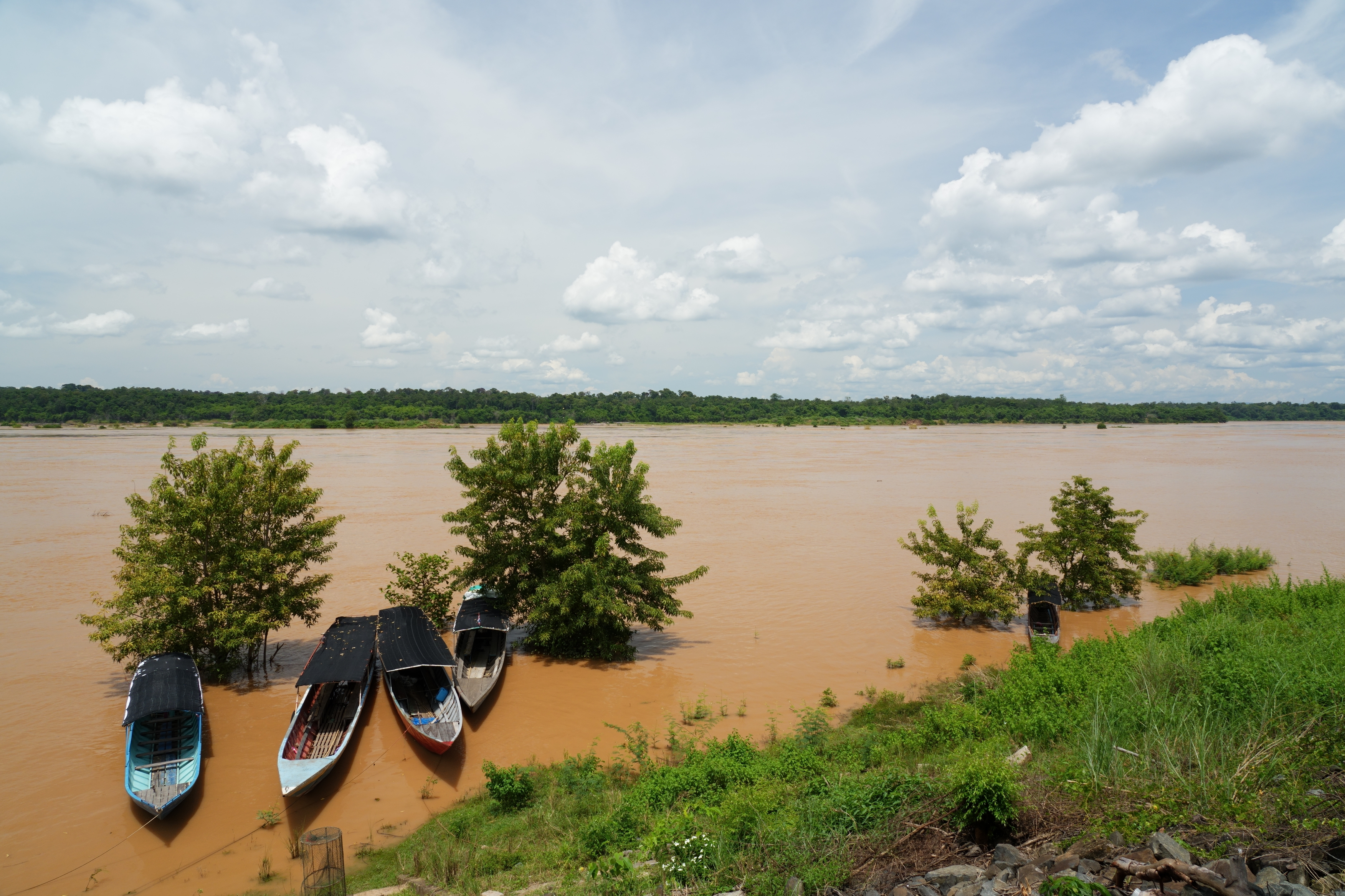 雨期になると水量が増えて奇岩群は見えなくなるが、川幅いっぱいに水を湛えて滔々と流れるメコン川の景色も素晴らしい