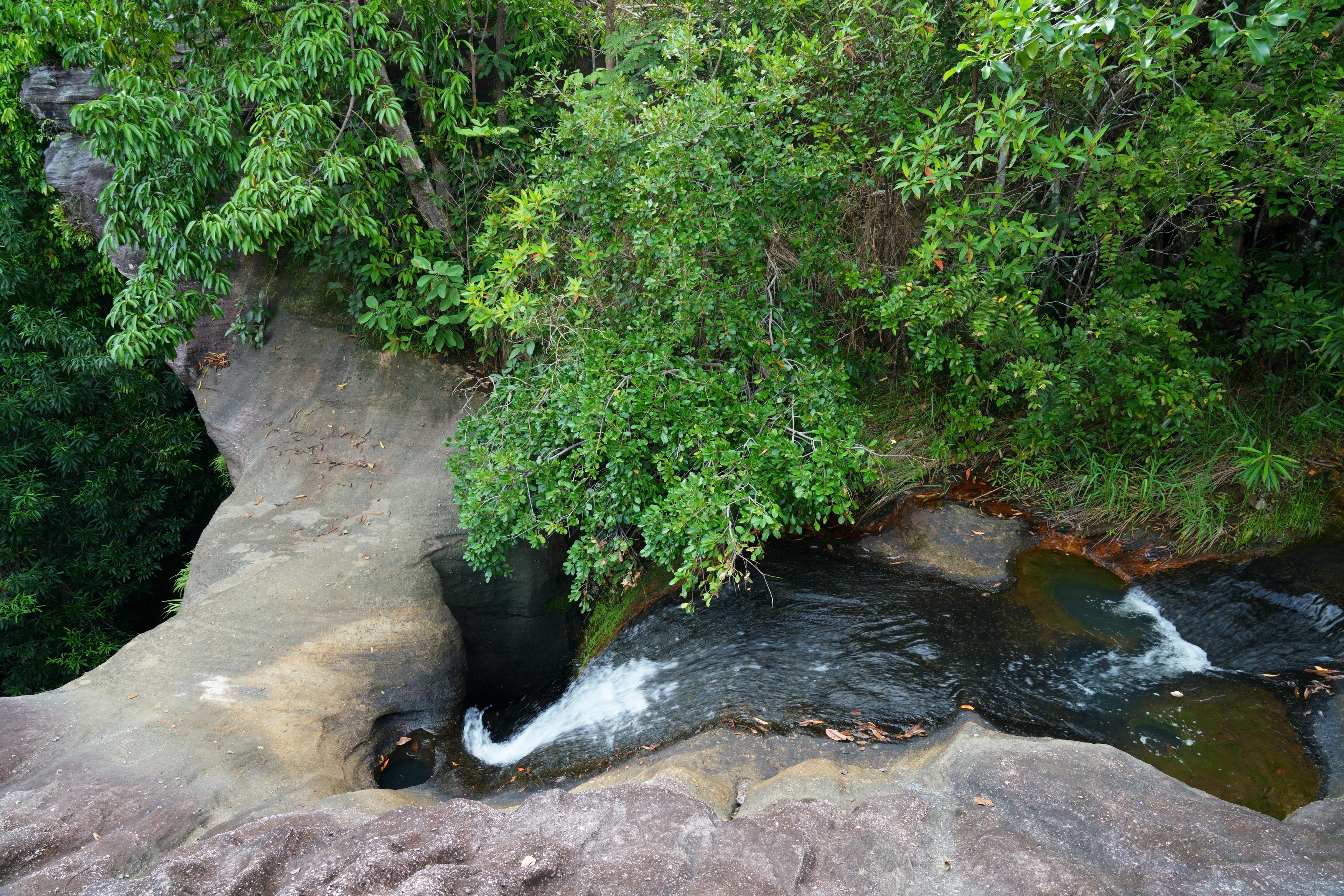滝の上から見ると川が穴の中に吸い込まれる様がよくわかる