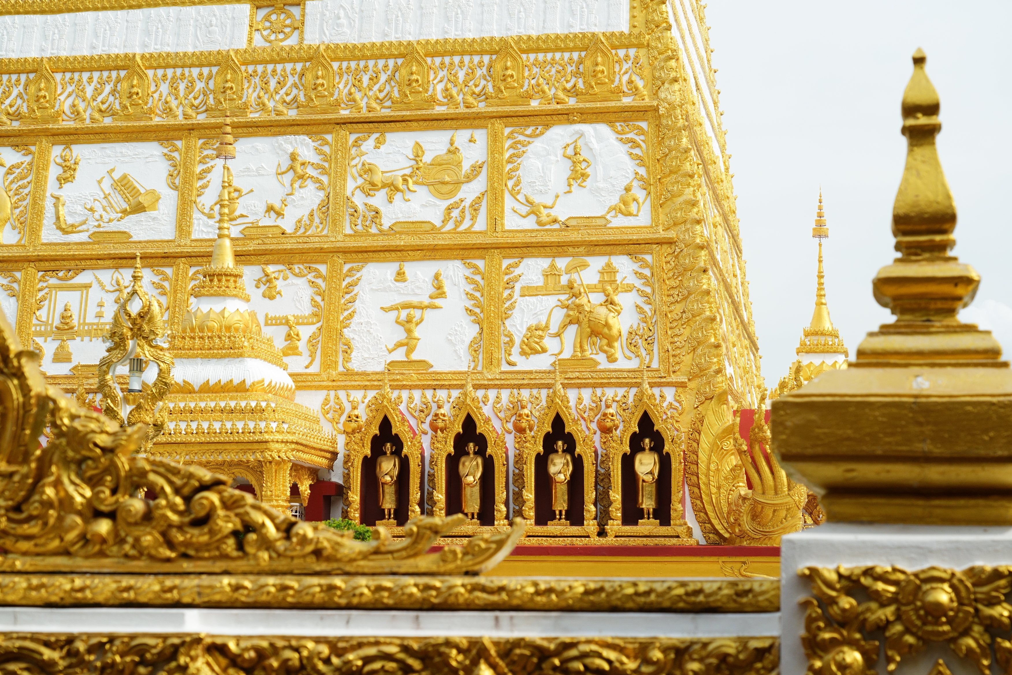 仏塔に描かれたレリーフをじっくり見て回りたい