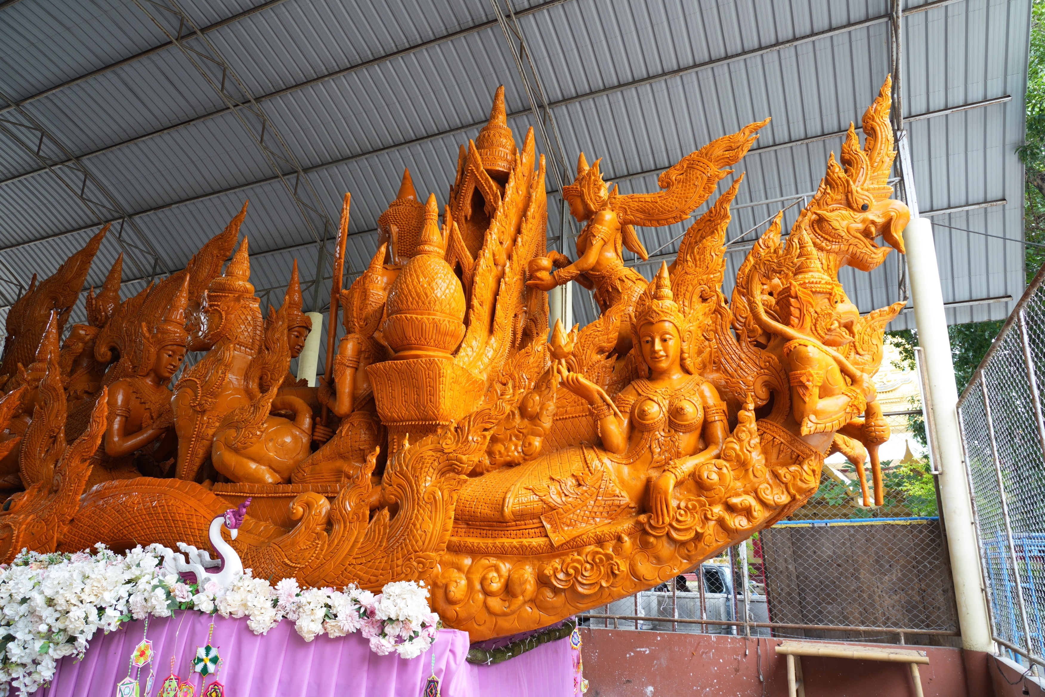 精緻な彫刻が施された巨大な蜜蠟の山車