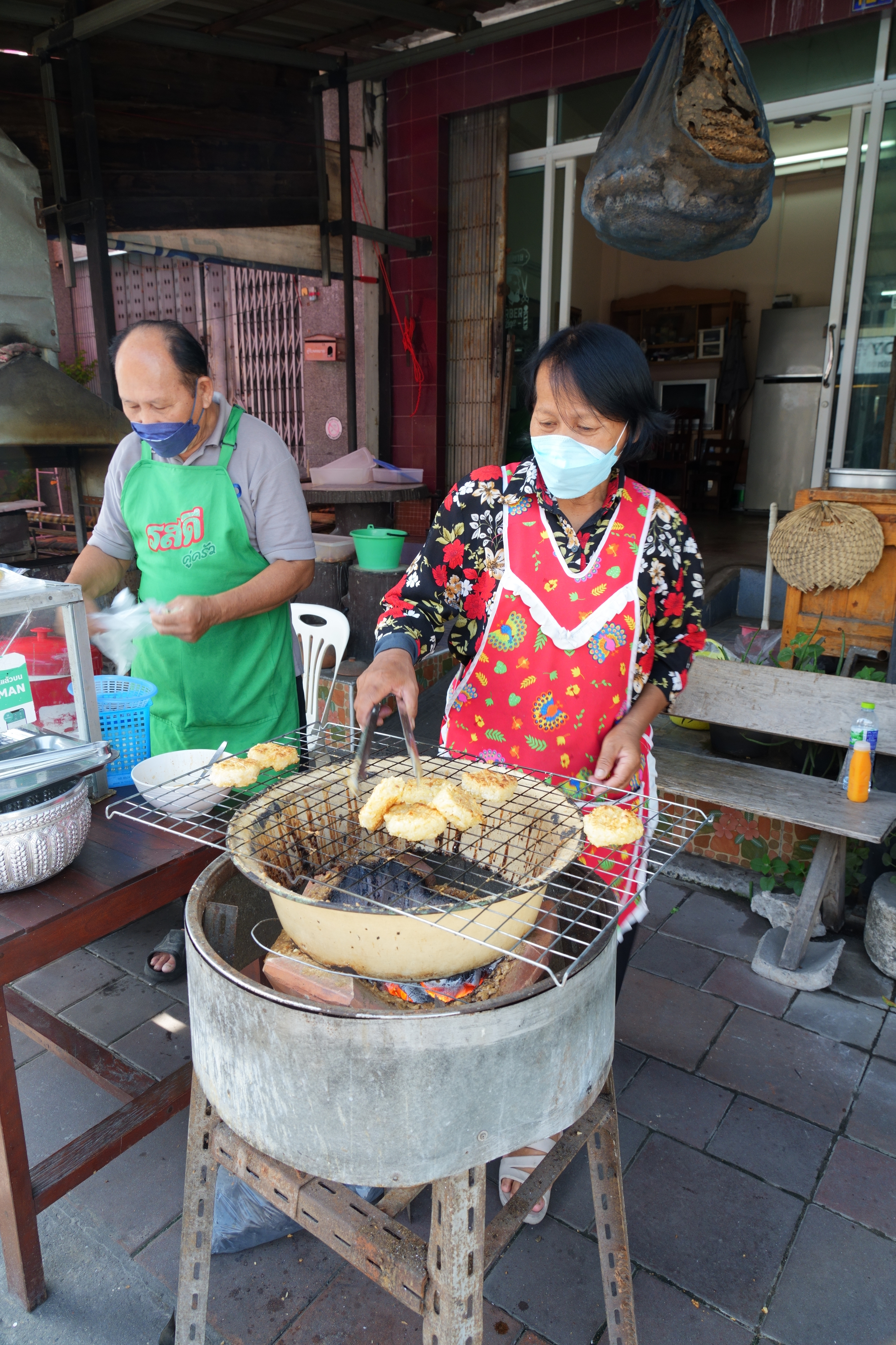 炭火で炙ったカオチーのいい香りが通りに漂う。地元の人々との交流も楽しい旅の一幕