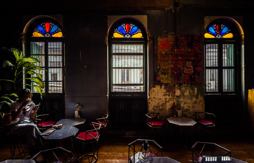 築100年以上の建物を改装したヴィンテージカフェ。アルティージア デザート & カフェ / Arteasia Desserts & Cafe