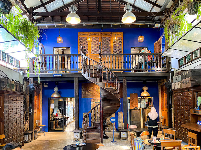 アンティーク家具と骨董品、古代遺跡を思わせる装飾が特徴のカフェ：ホン・シェン・コン / Hong Sieng Kong