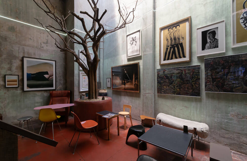 アートギャラリーのような空間にタイ伝統の高床式家屋を移築しているカフェ FV Cafe